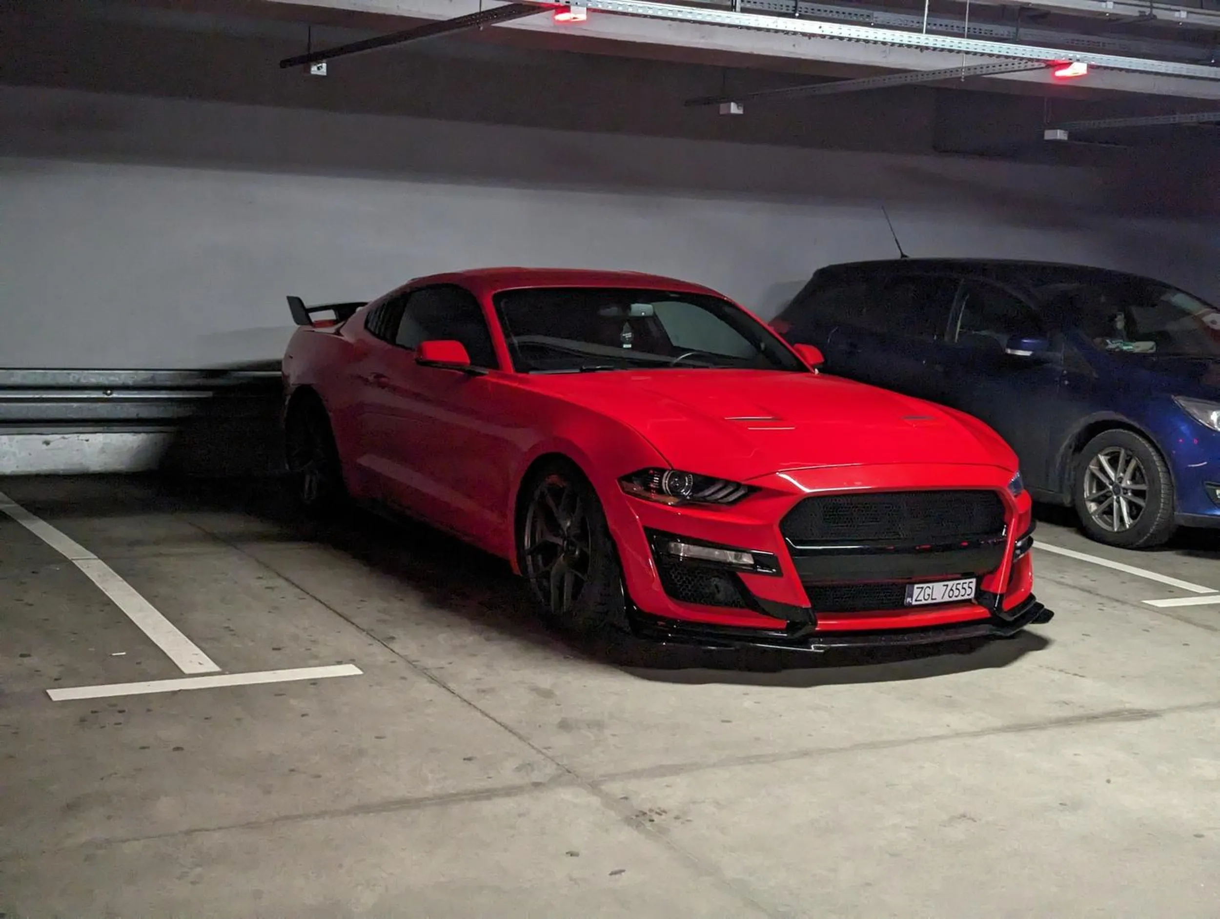 Polecam kierowcy nauczyć się parkować w liniach. Posiadanie aura od tatusia nie upoważnia do zajmowania 2 miejsc parkingowych i do tego stania prawie na środku drogi parkingu.