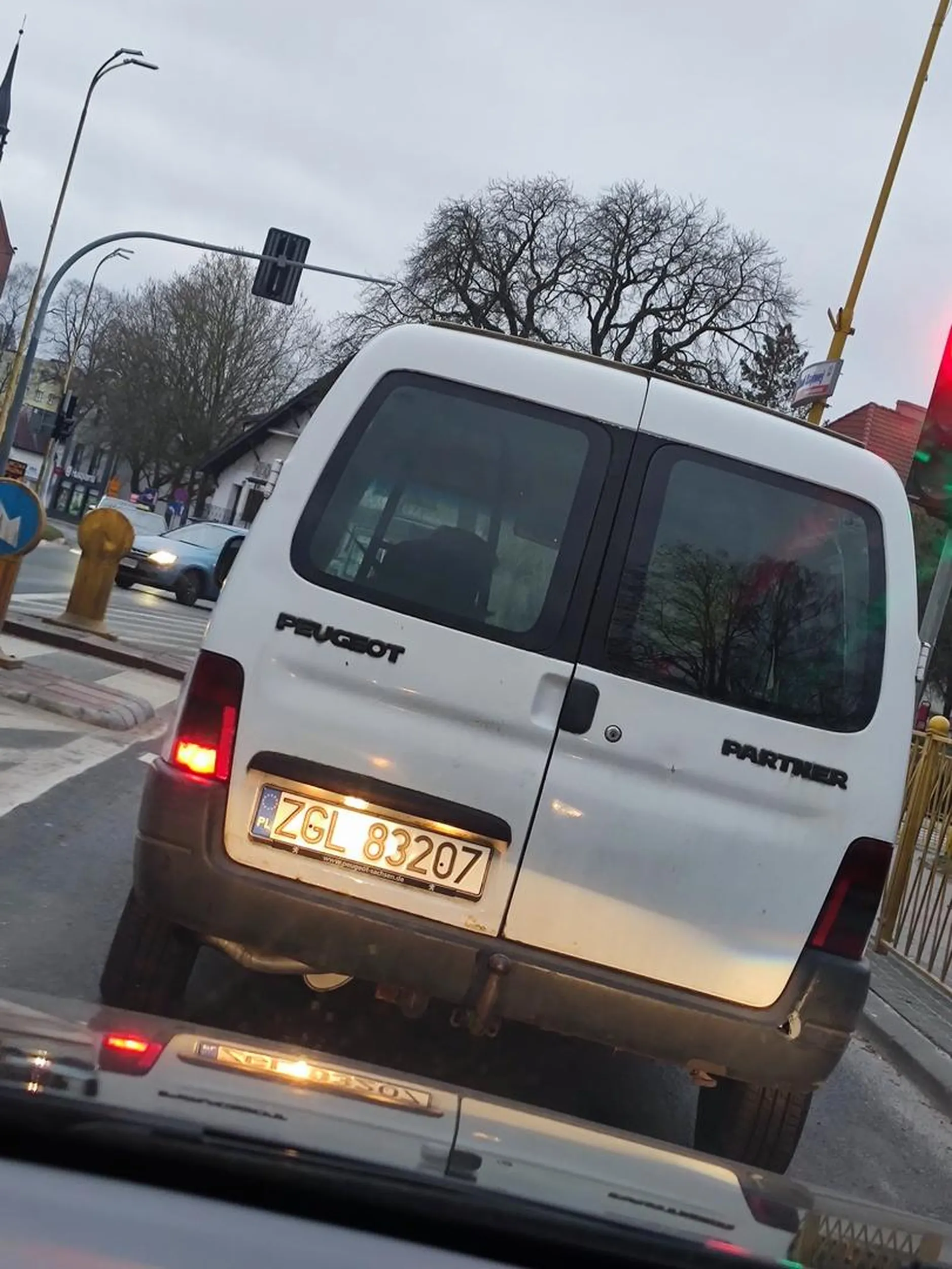 Ty ch*ju, naucz się patrzeć w obie strony świata. Wymusiłeś w taki sposób iż gdybym nie miał ABS to nic by nie zostało z tego gówna małego.