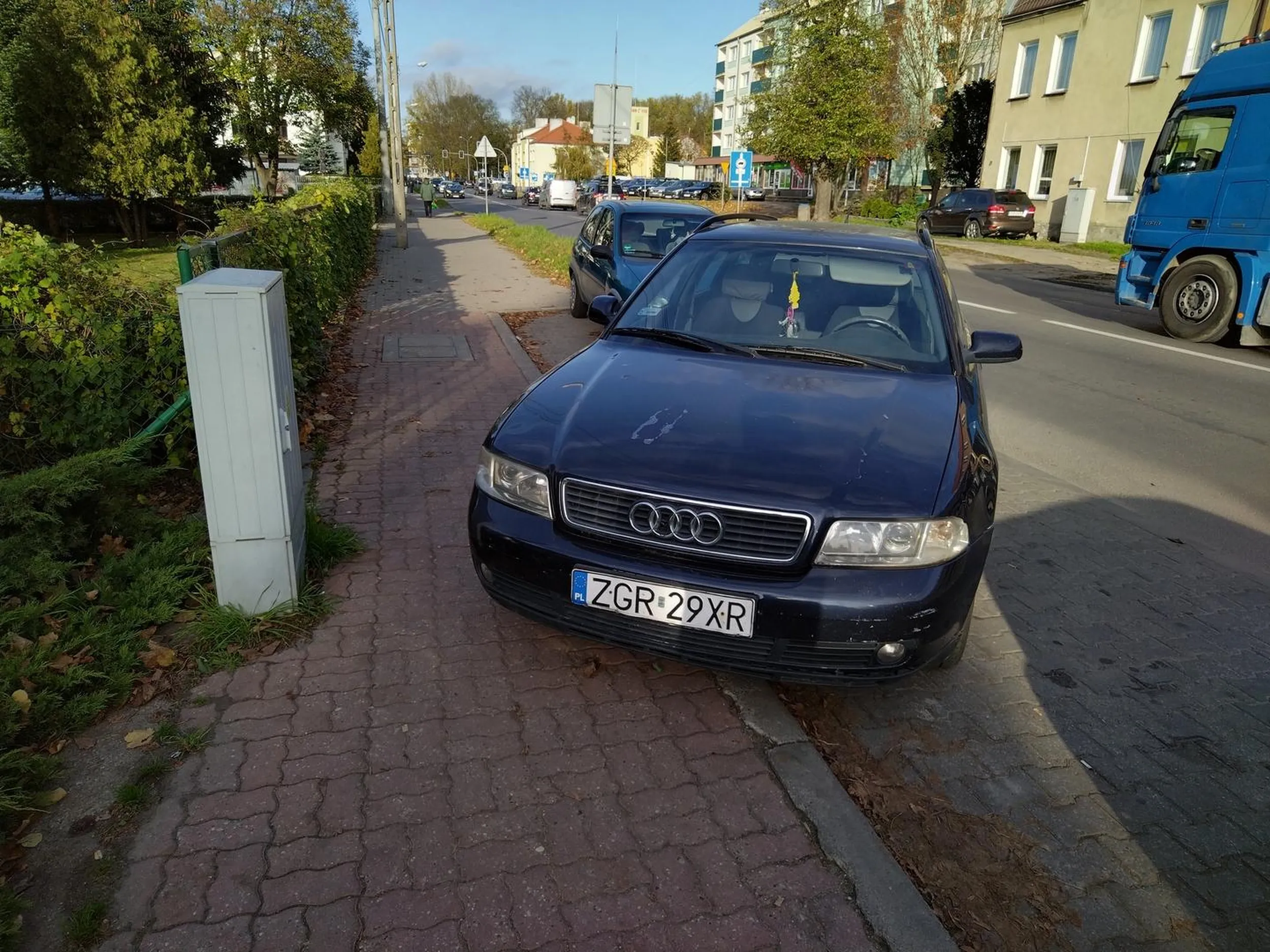 Parkowanie bez pozostawienia minimum 1,5 metra miejsca dla pieszych, ledwo wózek dziecięcy mógł przejechać.