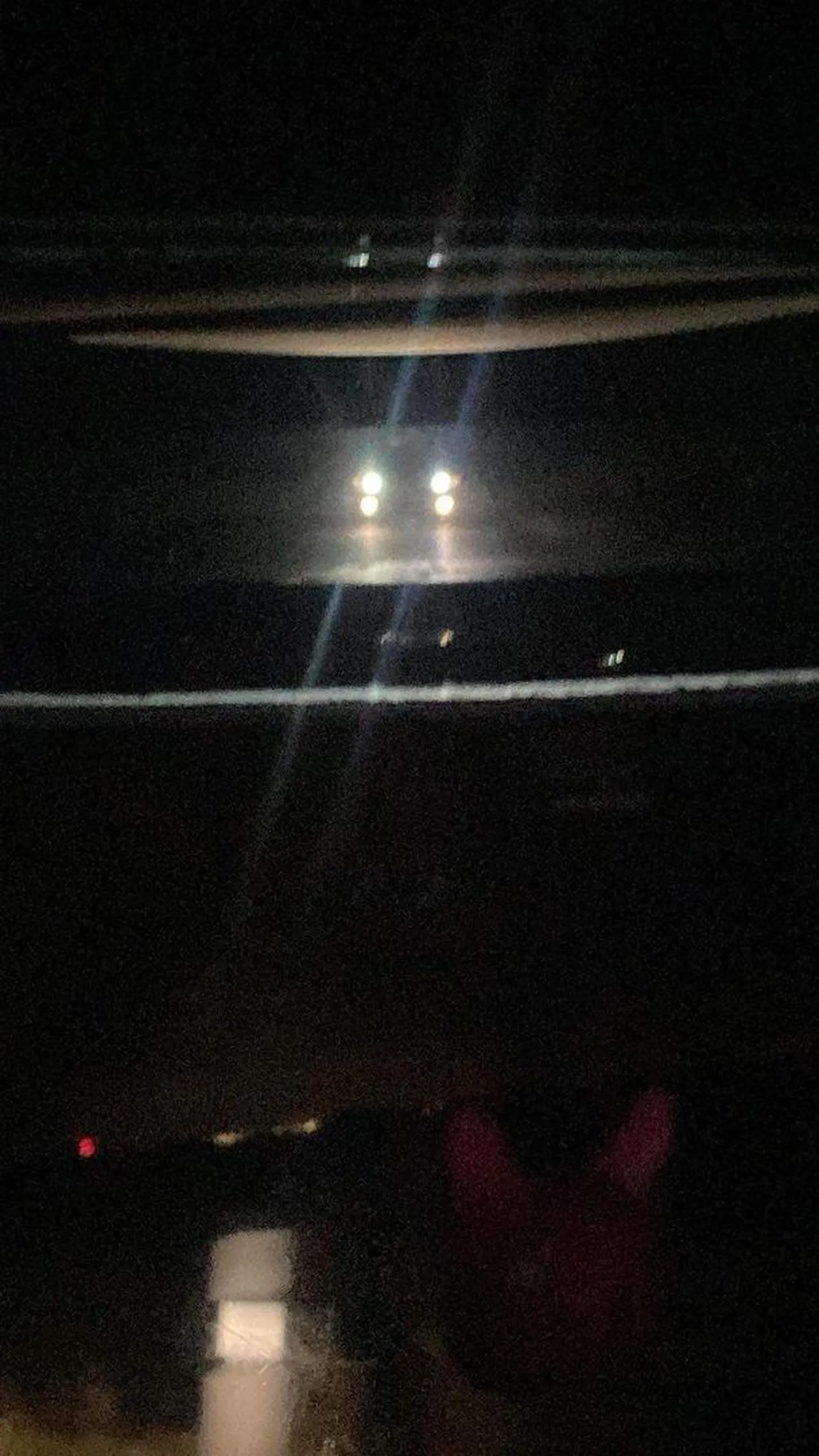 Nie ma mgły, a oświetlił się jak opętany. Prawdopodobnie niedowidzi ale czy musi wypalać innym oczy?