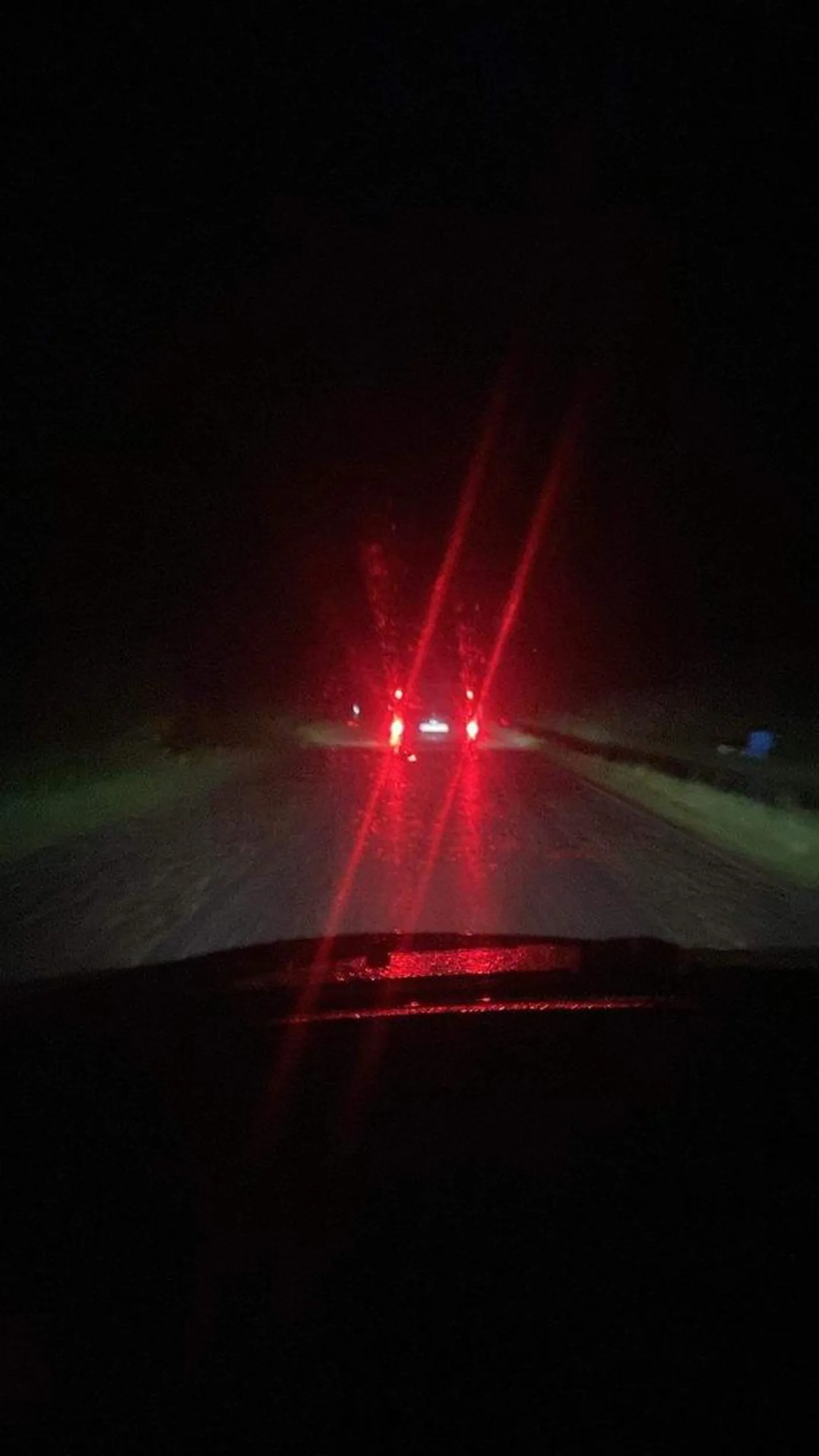 Nie ma mgły, a oświetlił się jak opętany. Prawdopodobnie niedowidzi ale czy musi wypalać innym oczy?