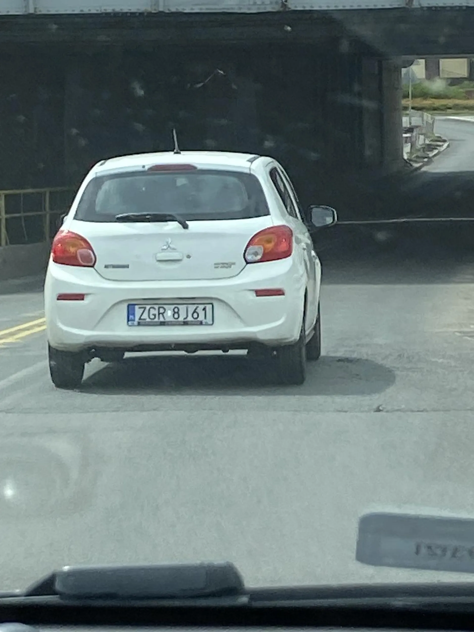 Pani to chyba prawo jazdy wygrała w jakieś loterii zabawek! Wymusza pierwszeństwo i to przy PASACH - po czym ucieka i jeszcze włoski poprawia zadowolona z siebie, że pierwsza księżniczka pojechała :) Nie polecam.