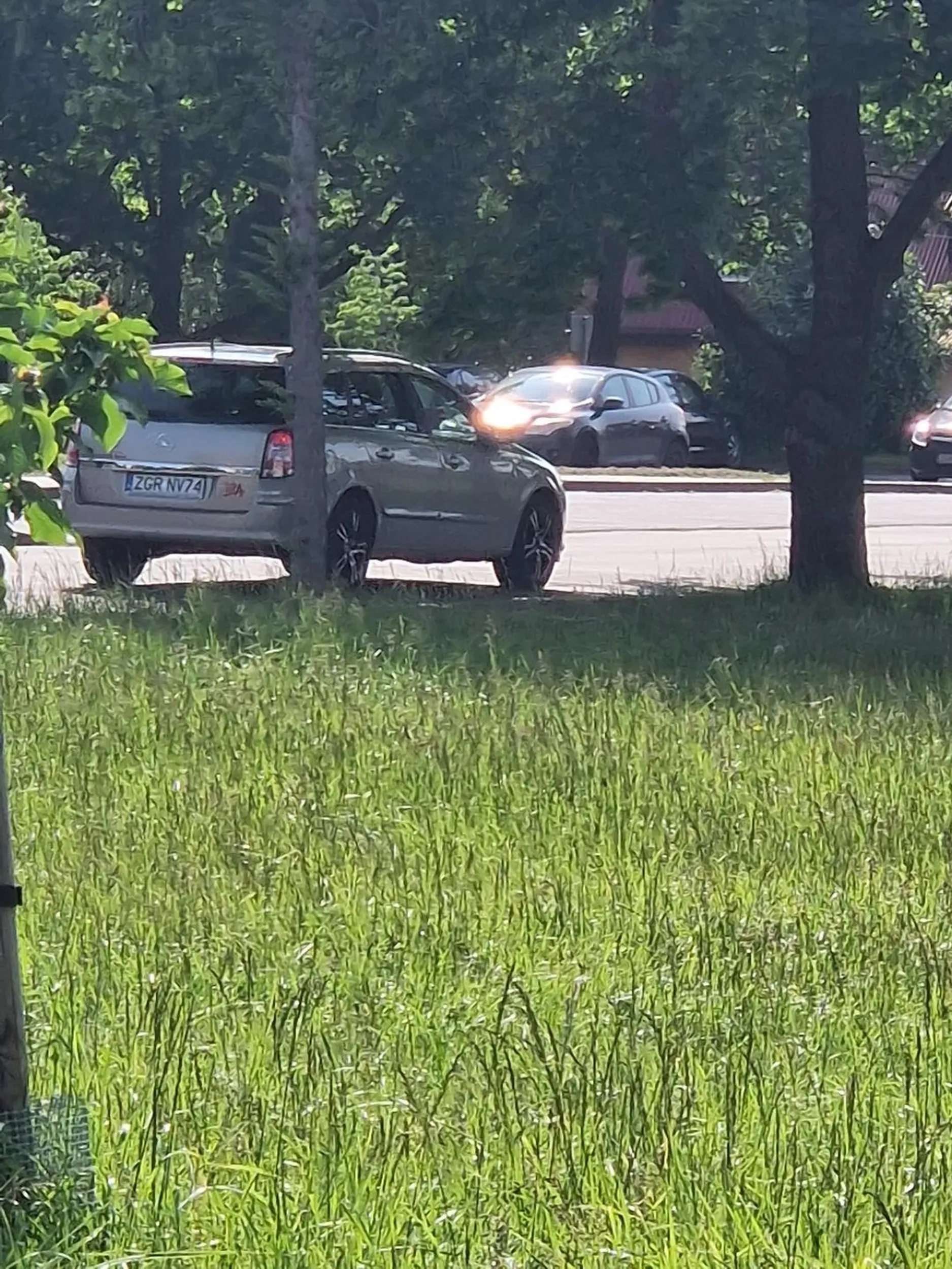 Pojazdem porusza się wędkarz, popularny na ,,różnych portalach społecznościowych. Robi stopa na środku drogi, po czym rozsyła swoje przyrodzenie przez quick sharea