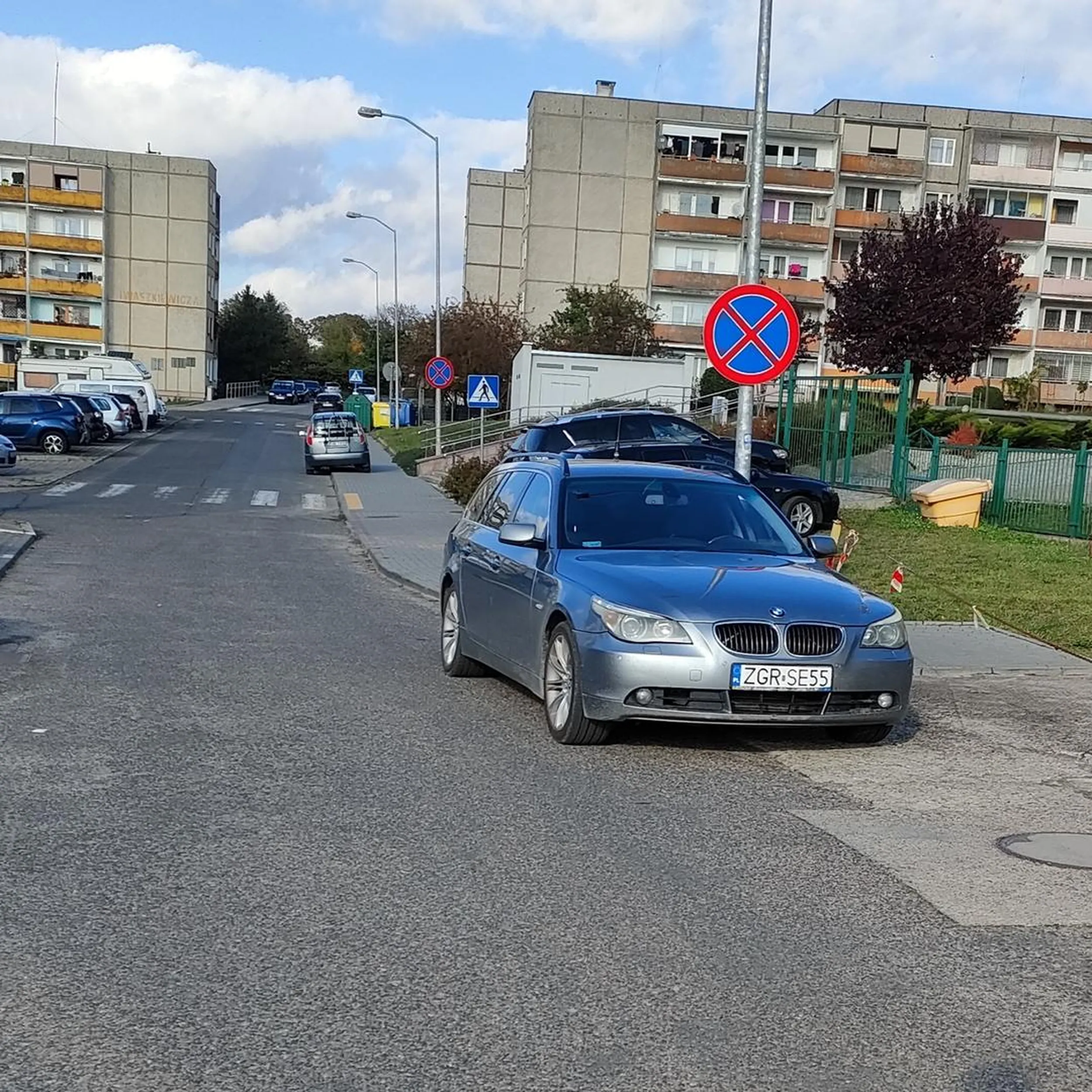 BMW to tak na prawdę spoko auta, tylko mają pecha do kierowców... dosłownie kilka metrów wcześniej było pełno miejsc ale nie były godne