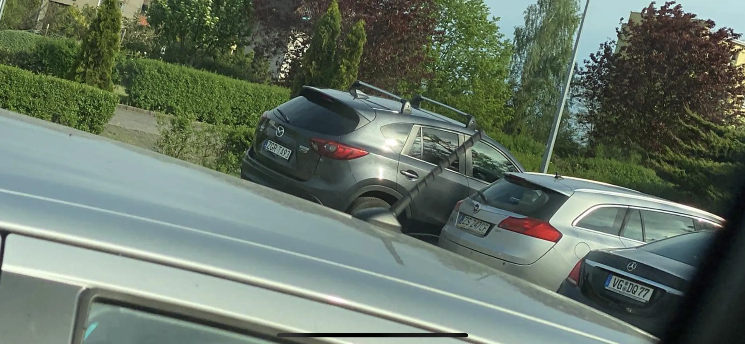 Zastawia innych użytkowników parkingu, przy czym staje na trawniku, zagradza wejście na parking, zmuszając chodzenia przez trawnik. Dookoła od groma miejsca do zaparkowania auta. Biczowanie się należy. Nie pozdrawiam
