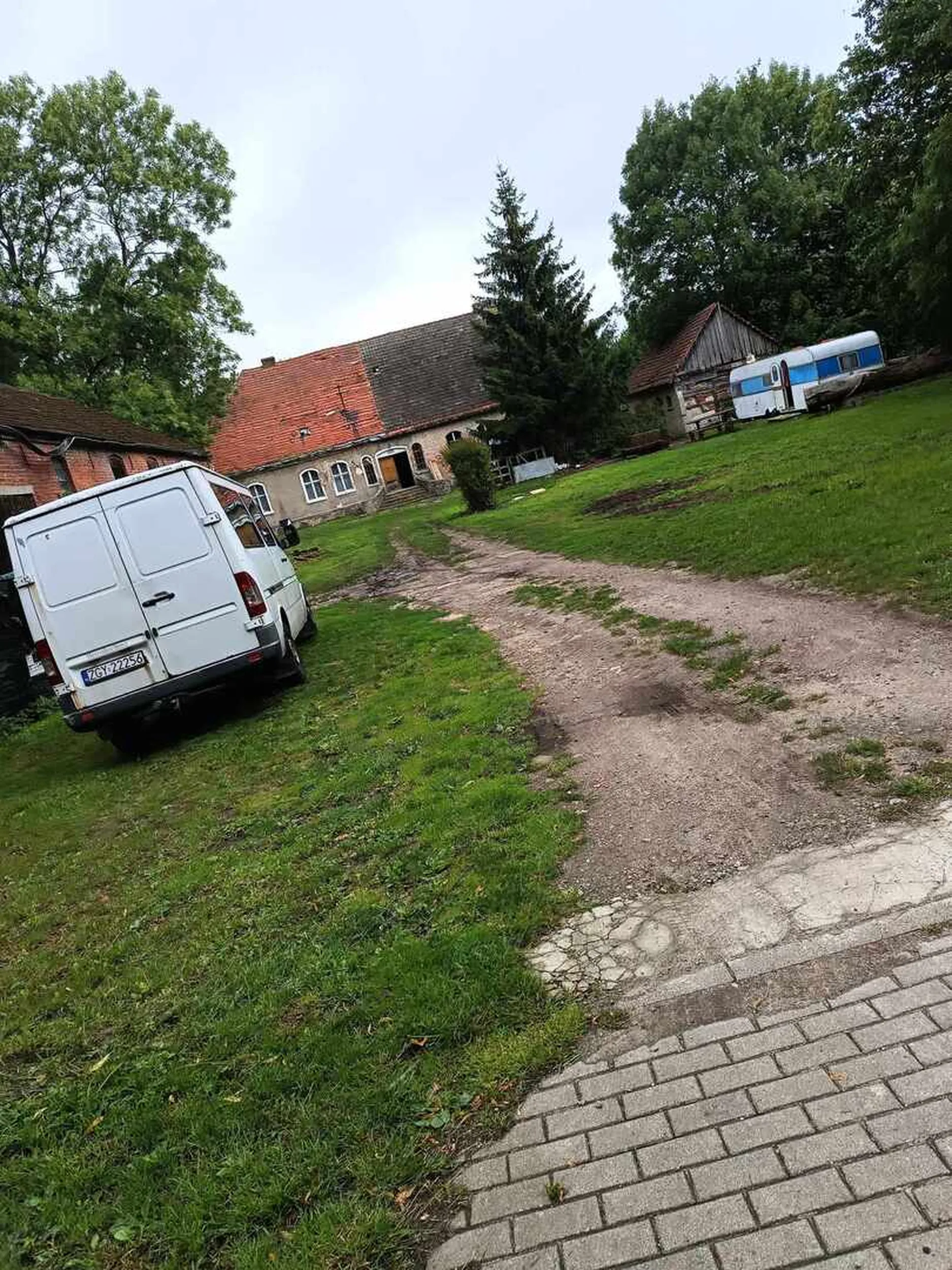 Ten pojeb prowadzi nielegalny biznes w gosławiu gmina trzebiatowo i nocleguje ludzi w opuszczonej melinie. Prawie doprowadził do wypadku ze skuterem.