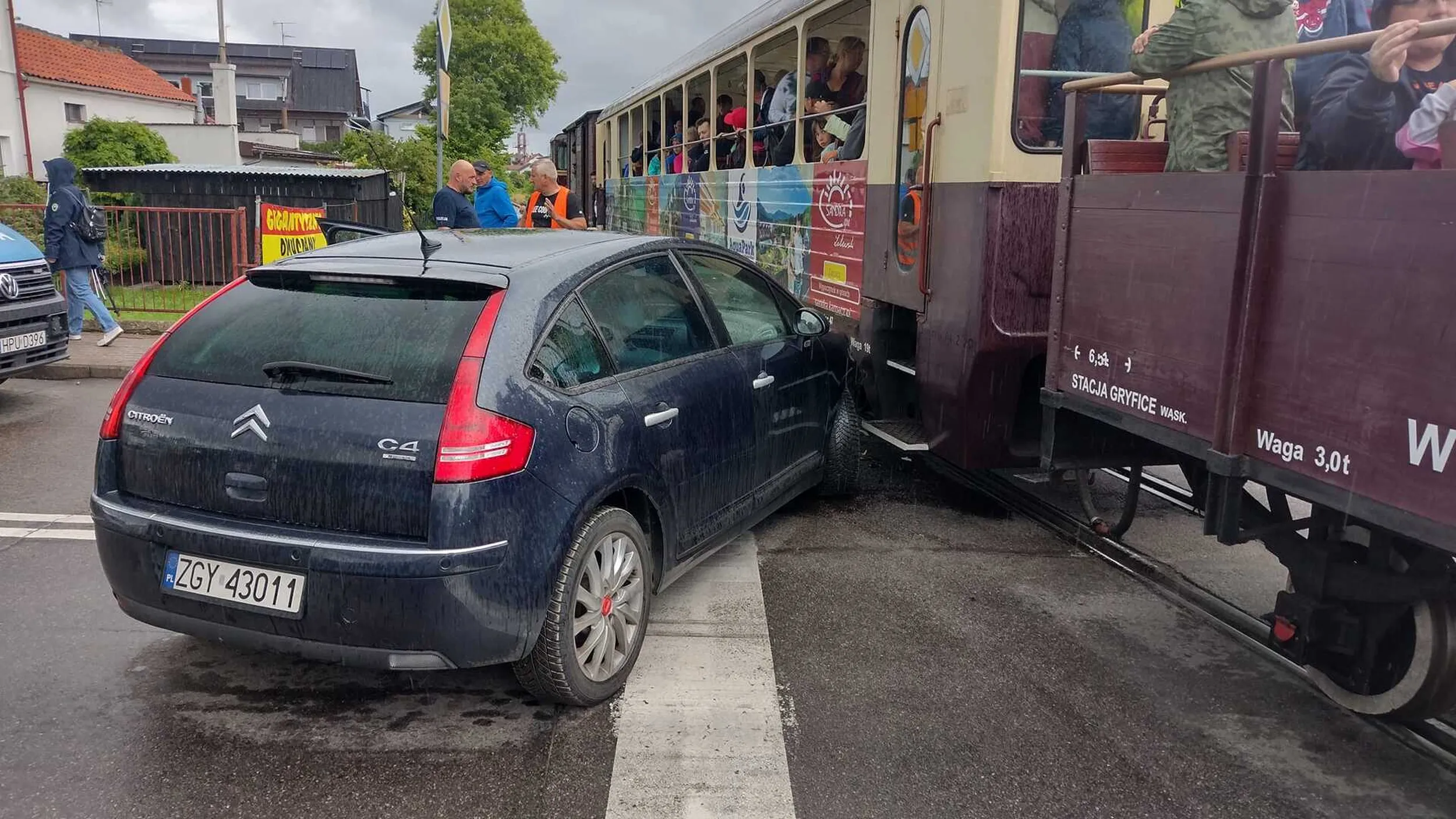 Nie zatrzymała się przed znakiem STOP, wjechała w kolejkę wąskotorową.