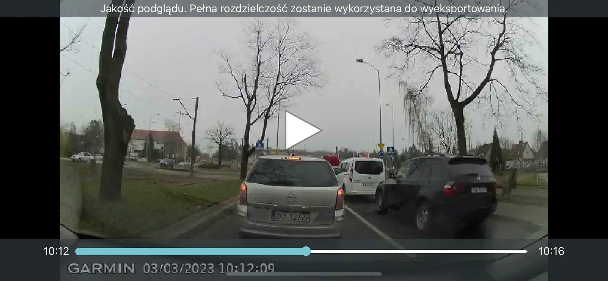 Trąbi i mruga światłami podczas zatrzymania się przed pasami, aby przepuścić pieszych. Naucz się jeździć!!!