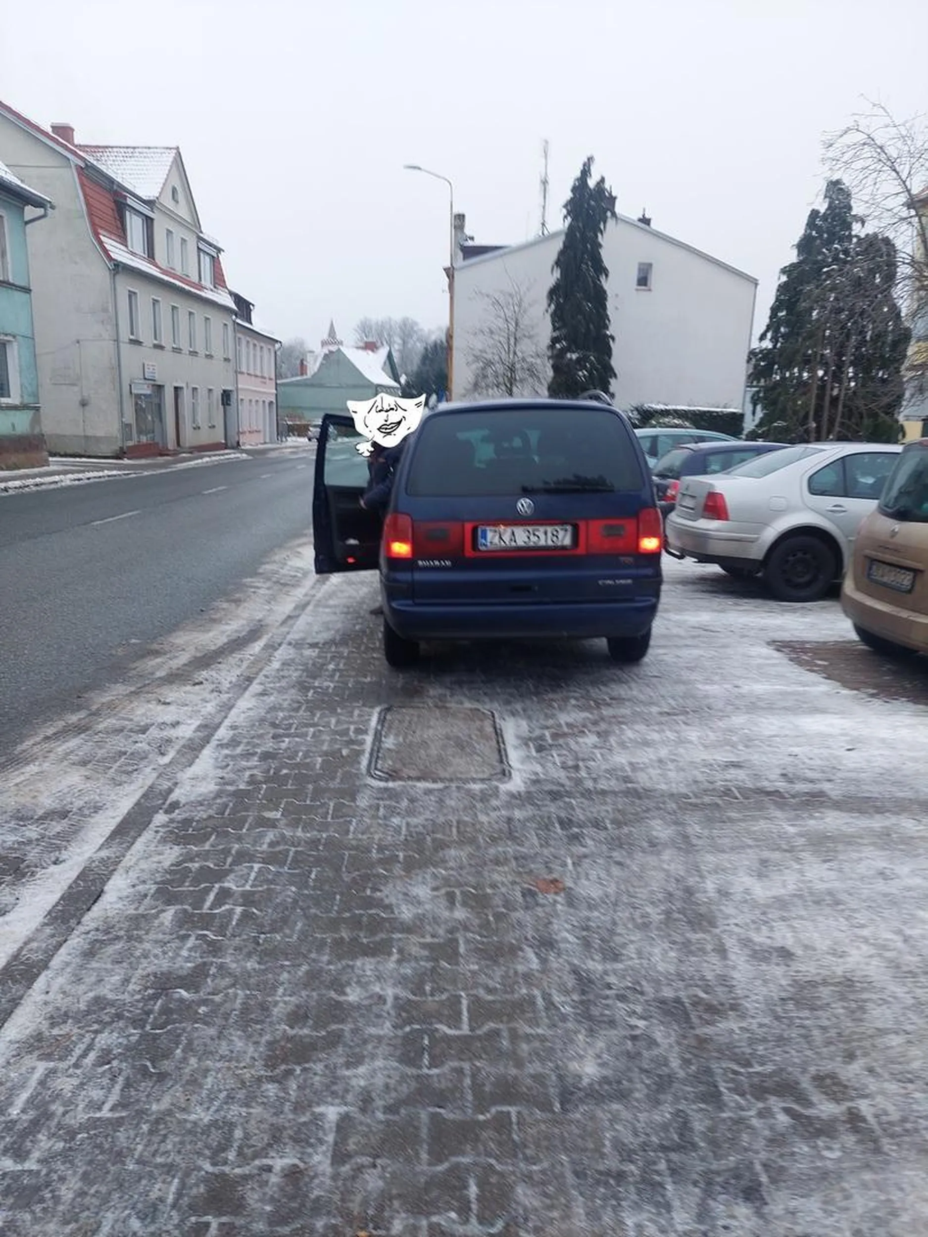 Wulgarny kierowca.Poproszony by zjechał z chodnika,gdyż nie mam jak przejechać wózkiem,zaczął wyzywać i klnąć.Zdjęcie wysyłam na policję