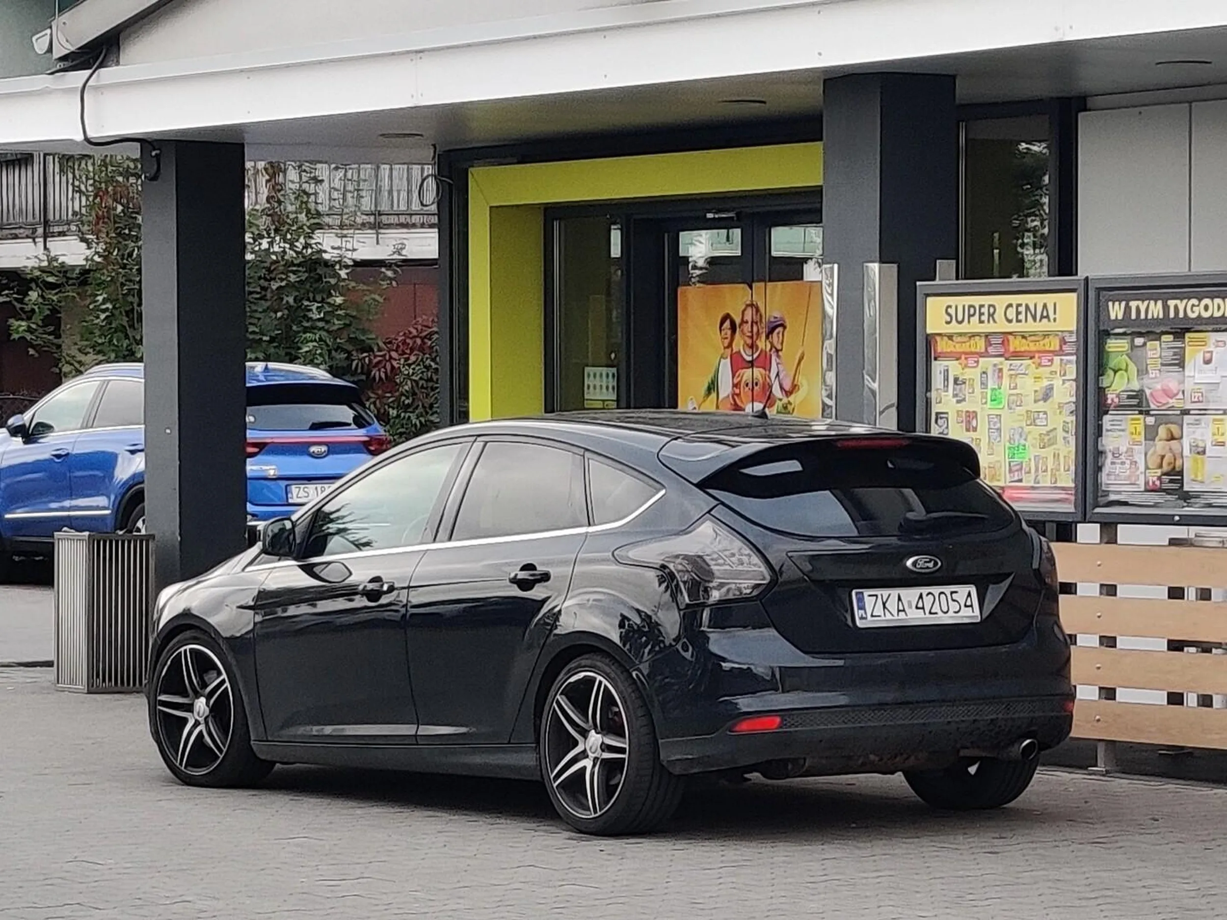 Prawie gówniak do Biedry wjechał. Zaparkował pod samymi drzwiami. A parking pusty jak jego dynia.