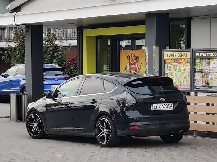 Prawie gówniak do Biedry wjechał. Zaparkował pod samymi drzwiami. A parking pusty jak jego dynia.