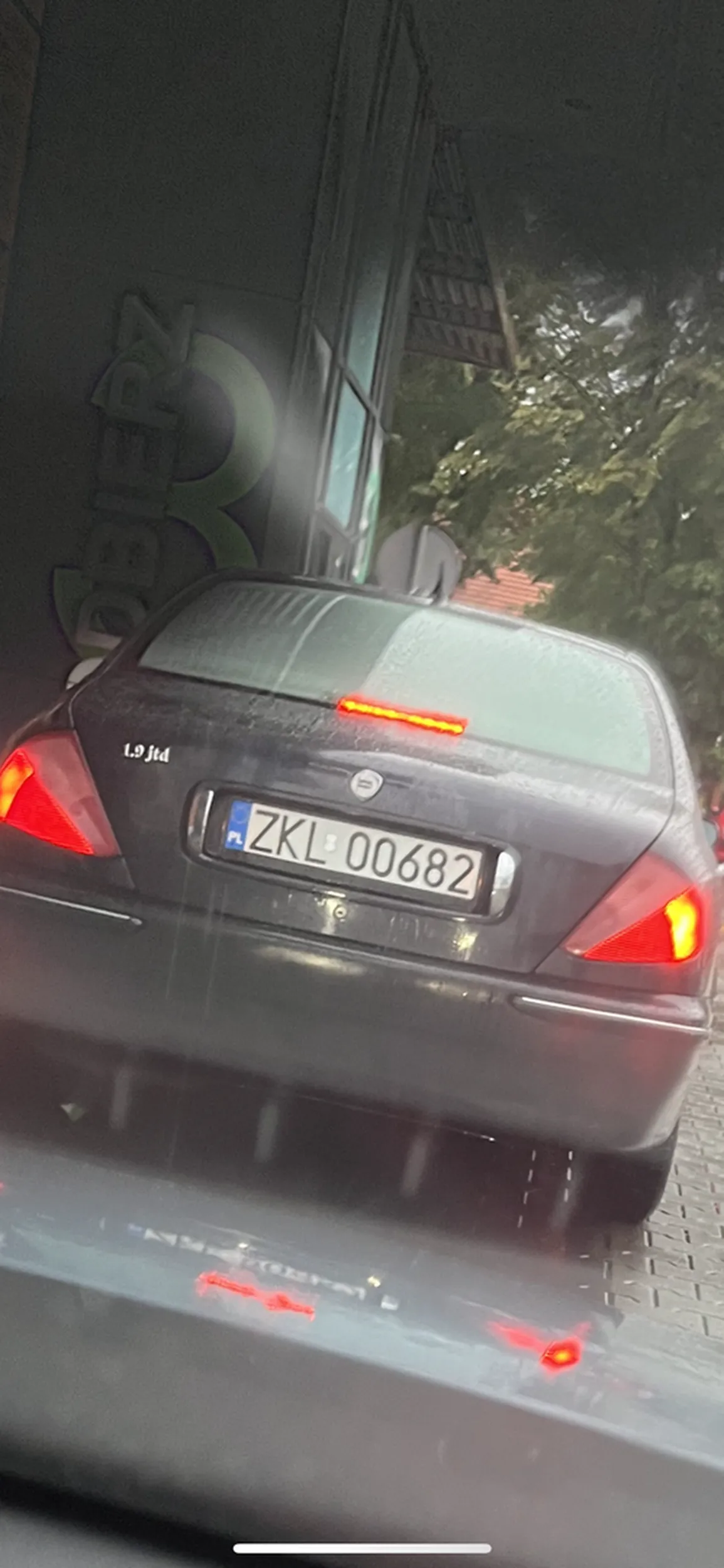 Osoba za kierownica jest niespełna rozumu! widać ze wygrała prawo jazdy w chipsach! Jedna wielka porażka, wjeżdża przed maskę i wpieprza się tam gdzie nie powinna! Proszę uważać na tego kierowcę.