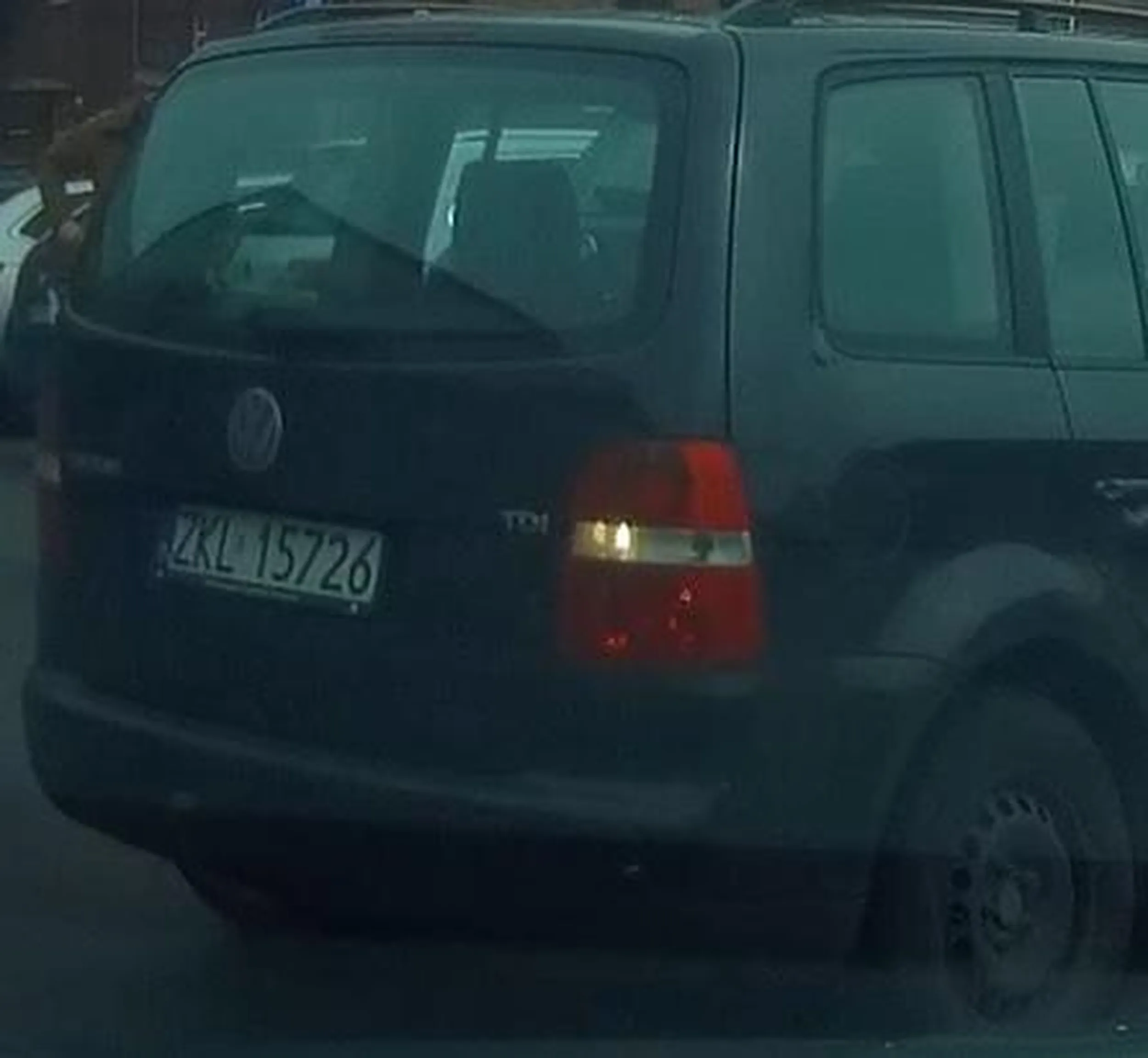 Bardzo smutny facet z problemami z agresją drogową. Nie poradził sobie z faktem, że kobieta na niego zatrąbiła, po czym wysiadł z auta w celu pokazania swojej obolałej męskiej dumy. Jednak gdy zobaczył faceta na miejscu pasażera, wysiadającego w jego stronę, przedstawił kilka groźnych gestów ręką i grzecznie odjechał :)