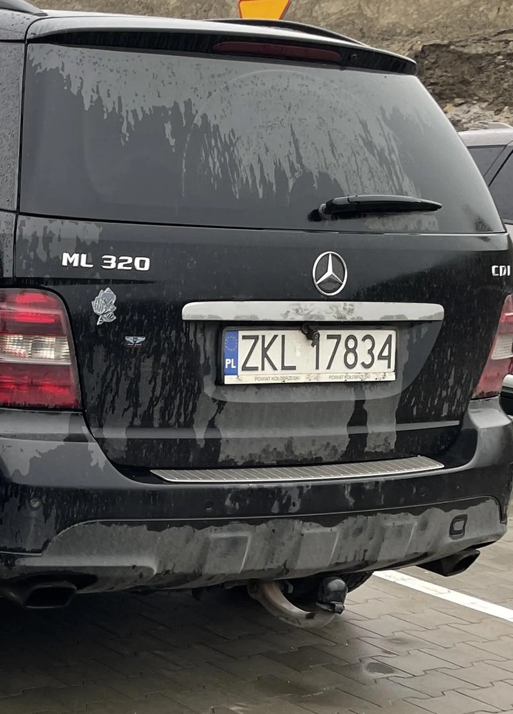 ten kretyn zdarł mi lusterko jak wyjeżdżał z parkingu zostawił krzywe auto na parkingu wysłał prośbę do policji o sprawdzenie go na obecność narkotyków i alkoholu jest nieścisłość uwaga na tego głupka na drogach Kołobzka !