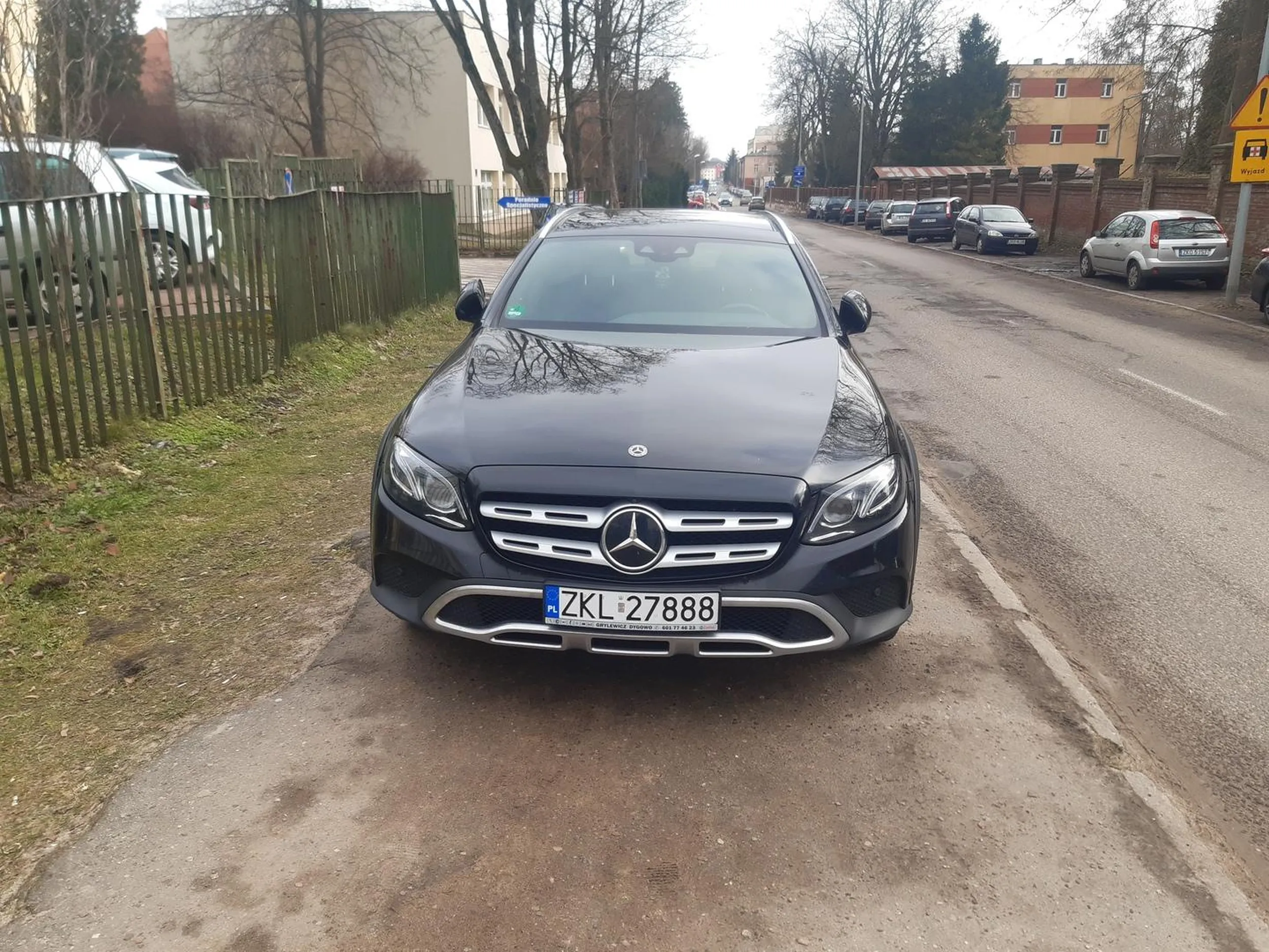 Koszalin ul.Szpitalna - Zastawiony cały chodnik bo przecież wszyscy muszą podziwiać auto chodnikowego oligarchy!