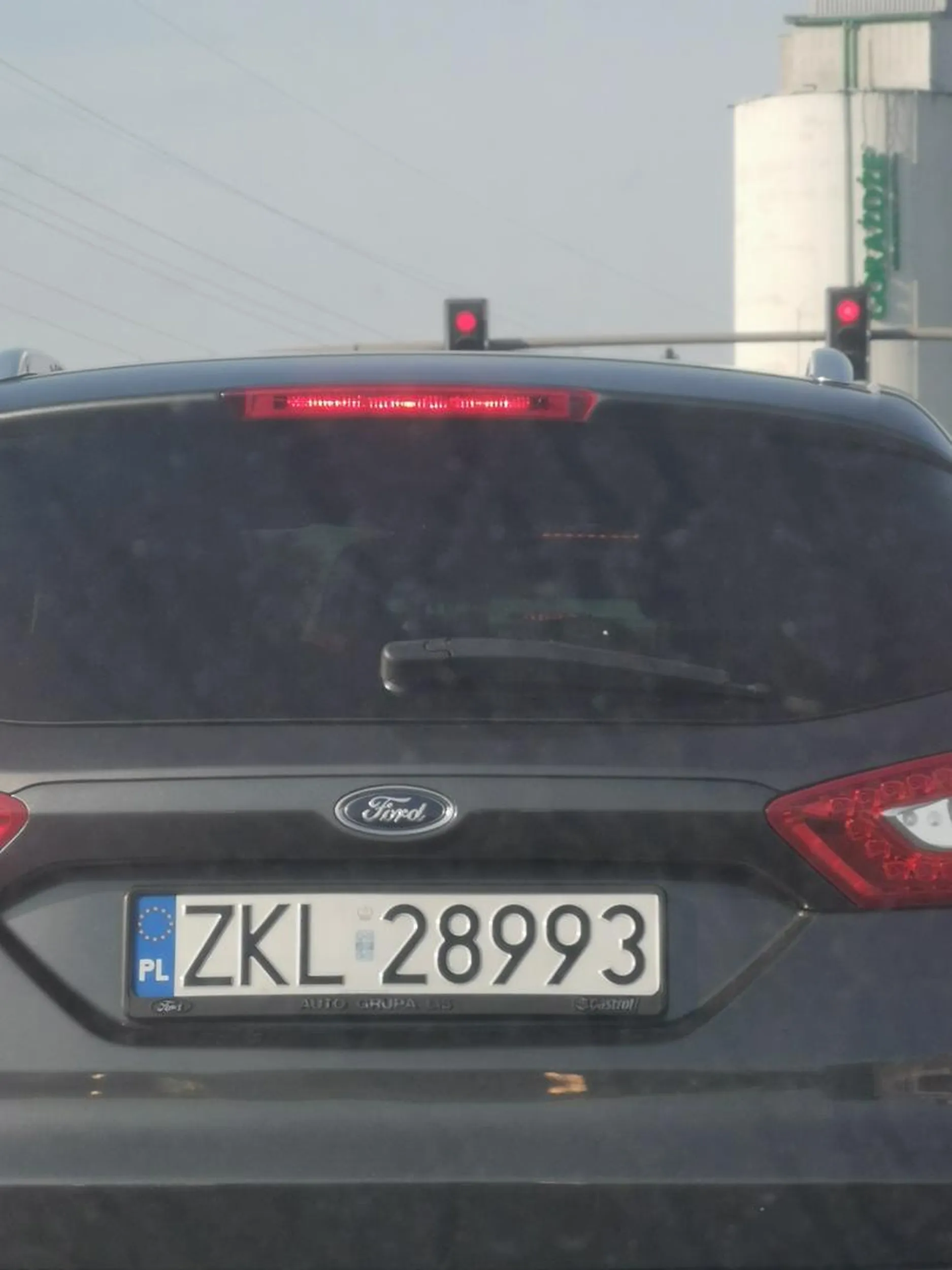 Facet na chama wpieprzyl sie przed światłami na mój pas jak tylko zrobiło się zielone. Nie chciało mu się czekac na swoim. Gdyby nie szybki refleks walnąłbym w niego. A potem jeszcze rzuca łapami i pokazuje place. Szkoda, że nie nagrałam Cie na światłach jak przeklinałel i robiłeś głupie miny