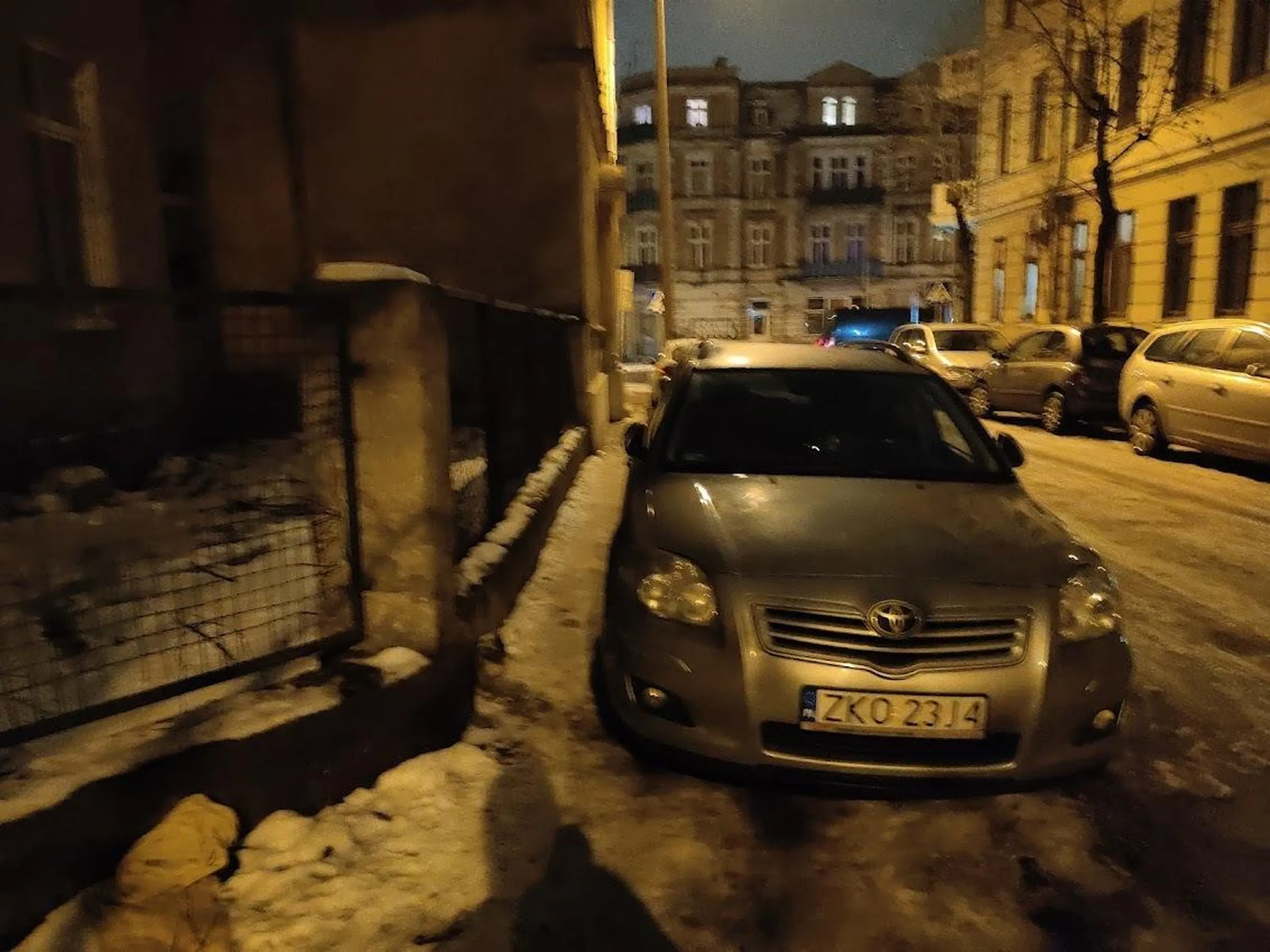 to się nazywa zostawić 1,5 metra na chodniku, tu nawet ciężko przejść normalnej osobie, o jakikolwiek wózku nie ma mowy