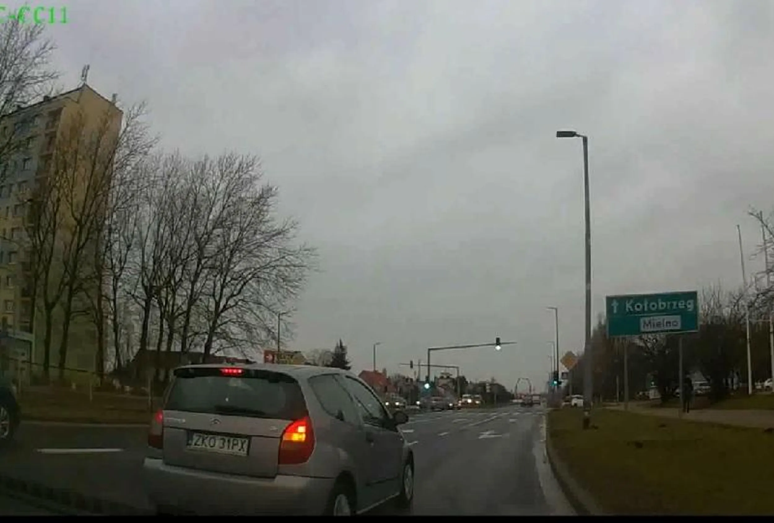 Piękny pokaz pirackiej jazdy -  wjazd przed maskę z jednoczesnym hamowaniem. Sio na wioskę piracie jeden.... //tablica-rejestracyjna.pl/images/photos/20231015101918.jpg