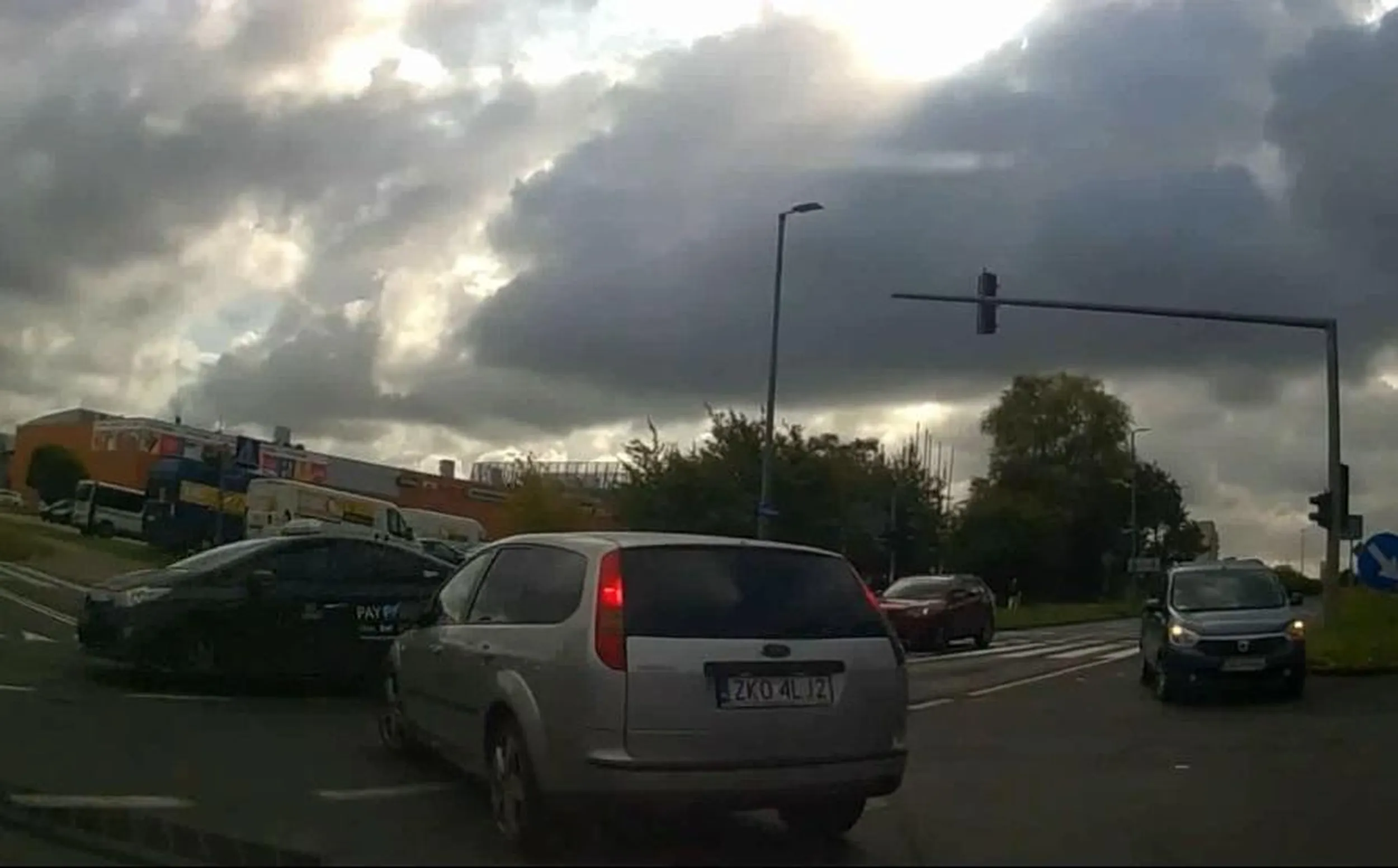 Z takimi umiejętnościami drogowymi zdecydowanie zalecam odłożenie prawa jazdy i przerzucenie się na inny transport. Tylko dzięki refleksowi taksiarza nie doszło do sporego wypadku szanowna panciu..... //tablica-rejestracyjna.pl/images/photos/20231105085020.jpg