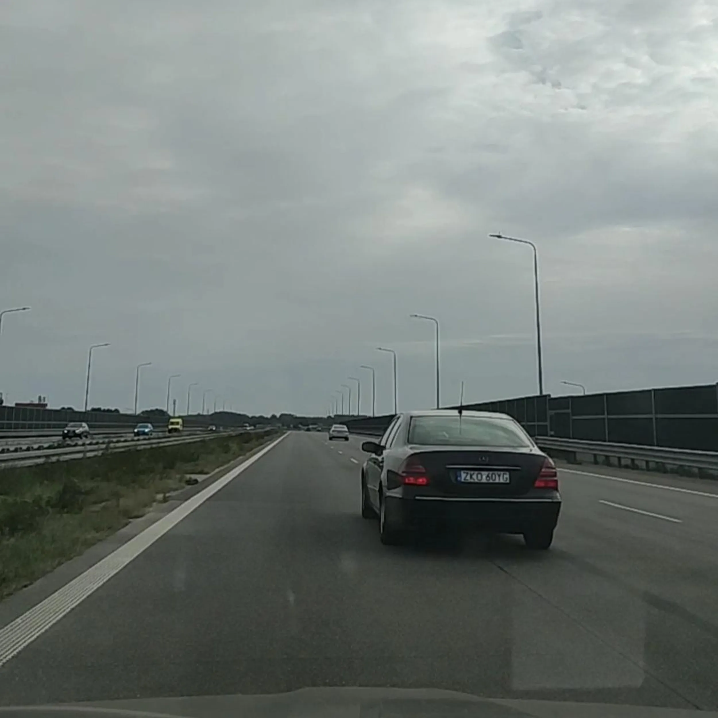 złośliwy dziadek pod 80- tkę, lewym na drodze z ograniczeniem do 100 jedzie 60 (3 pasy) i szeryfuje,