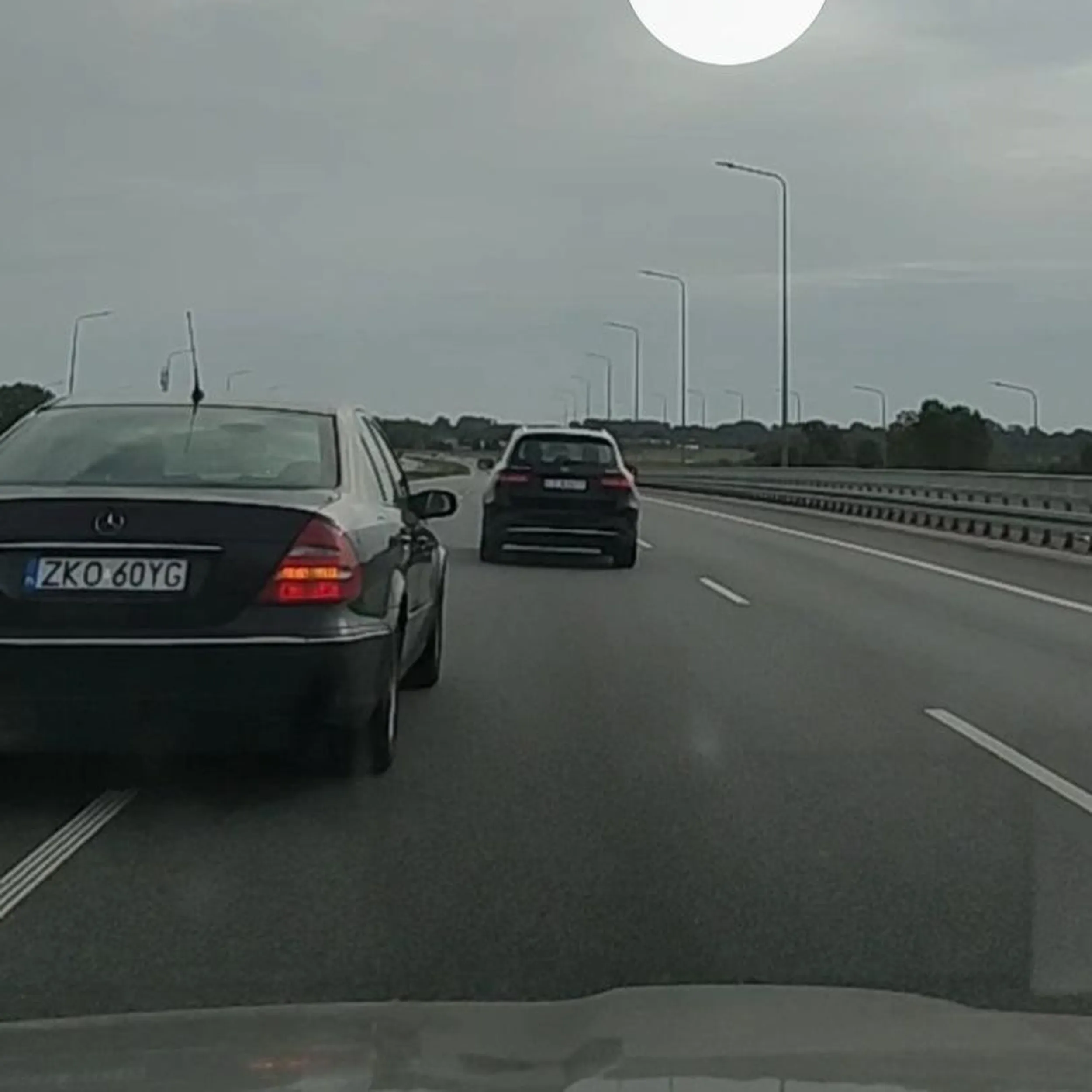 złośliwy dziadek pod 80- tkę, lewym na drodze z ograniczeniem do 100 jedzie 60 (3 pasy) i szeryfuje,