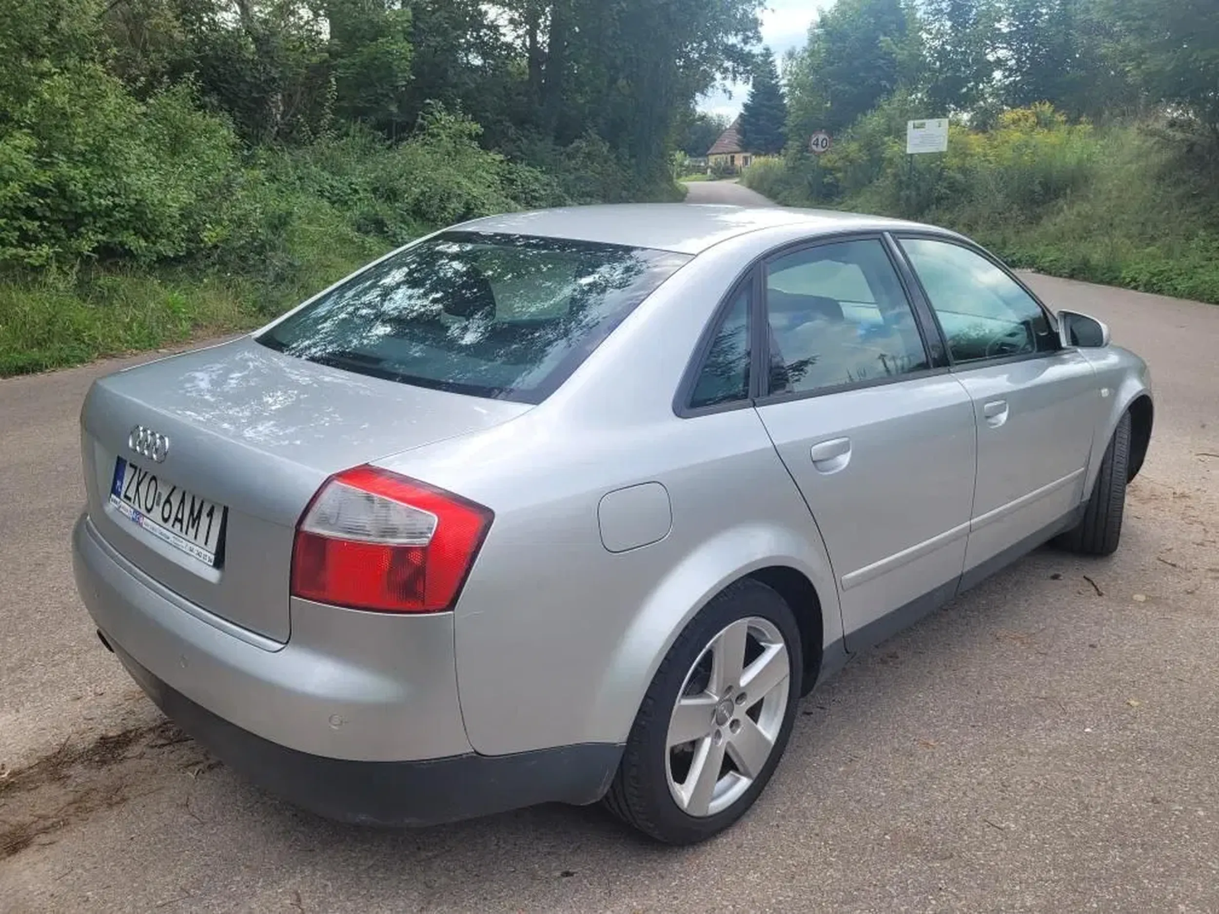 parkuje na środku drogi żwirowej do wsi. Auto stało tak cały dzien.