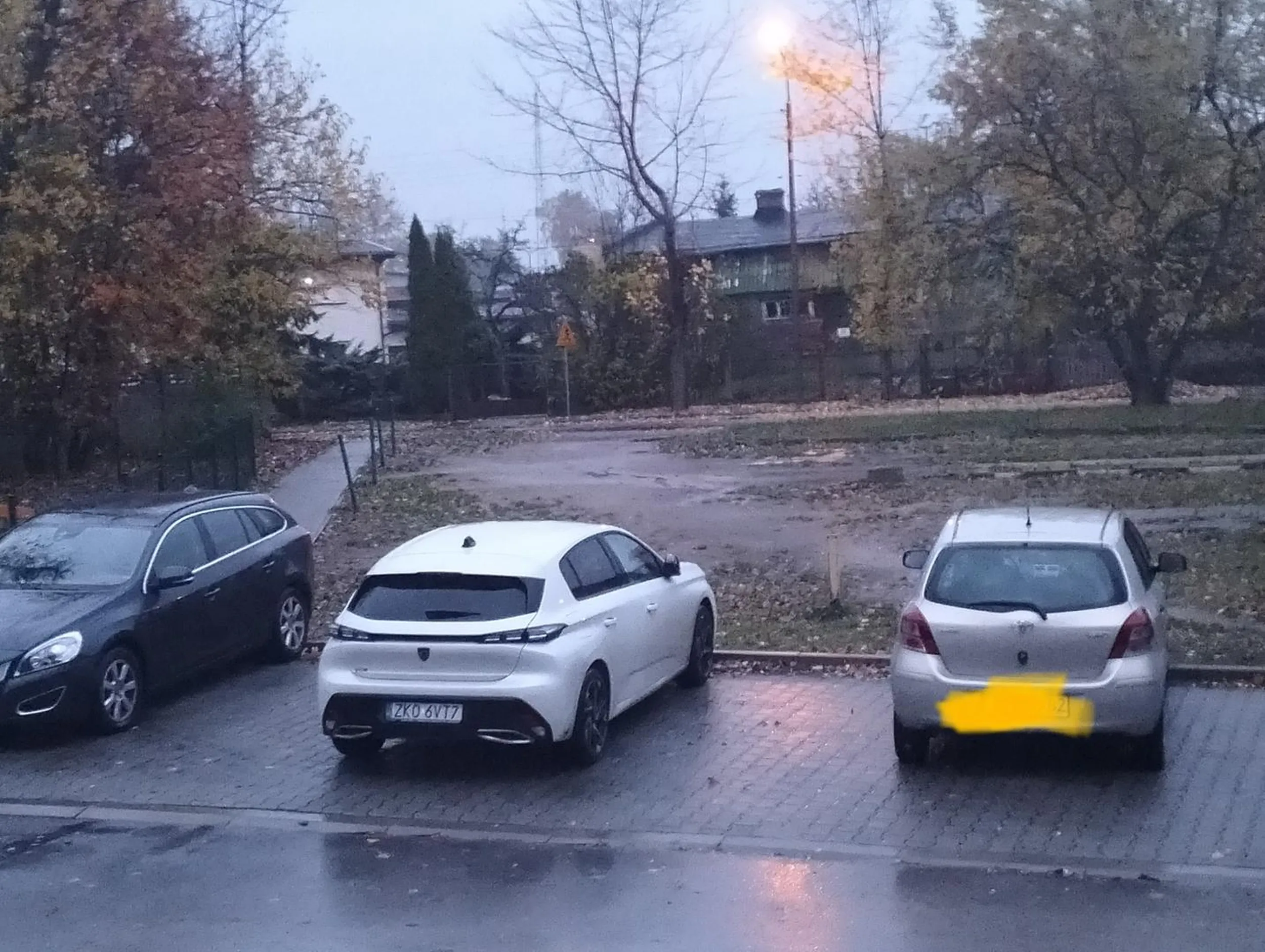 Jakby było 5 miejsc wolnych też pewnie by znalazł sposób żeby je zająć. Na prosbe o zaparkowanie normalnie bo chcemy zaparkować pod blokiem gdzie mieszkamy jegomość udawał że nie słyszy i poszedł do innego bloku gdzie było pełno miejsc wolnych...