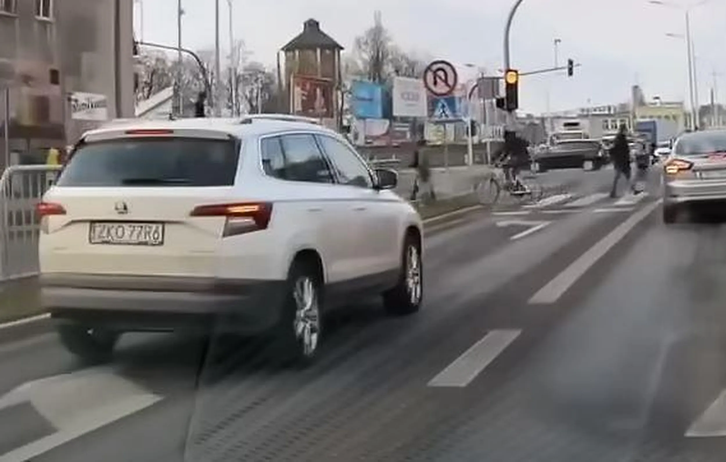 aleś cwany gapa .... światełko czerwone, ludzie na przejściu dla pieszych ... a i jeszcze z lewego pasa skręcamy sobie w prawo ... lejce na samochód w czipsach znalazłeś ?