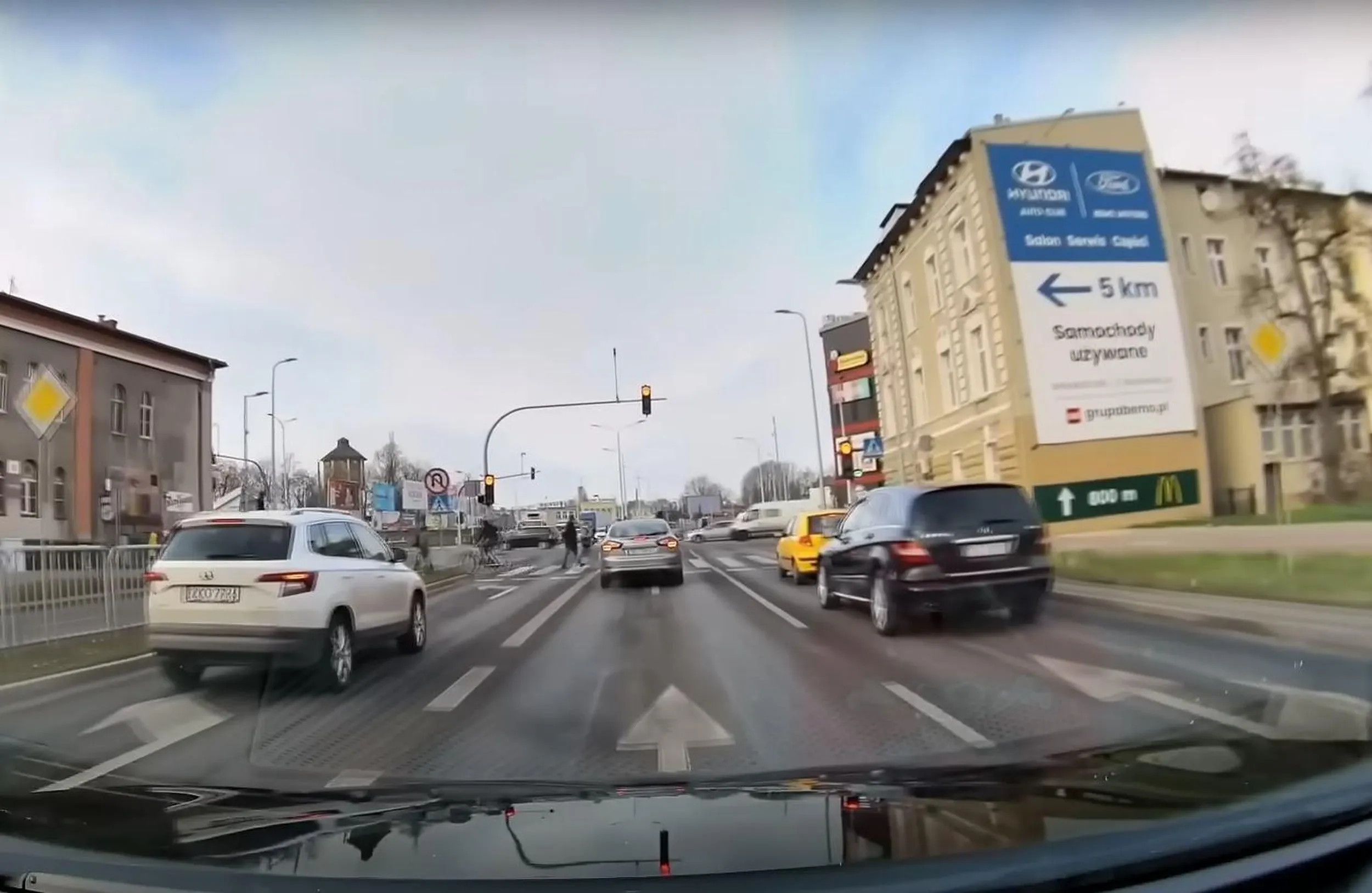 aleś cwany gapa .... światełko czerwone, ludzie na przejściu dla pieszych ... a i jeszcze z lewego pasa skręcamy sobie w prawo ... lejce na samochód w czipsach znalazłeś ?