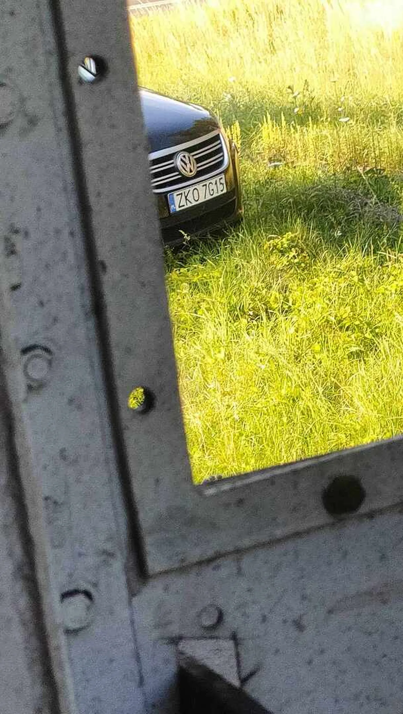 Pajac nie widzi(ani słyszy) pociągu z PAROWOZEM i efektownie się w niego wpieprza, żeby było ciekawiej to w tył pociągu, nie przód. No ale przynajmniej jest lekcja pokory.