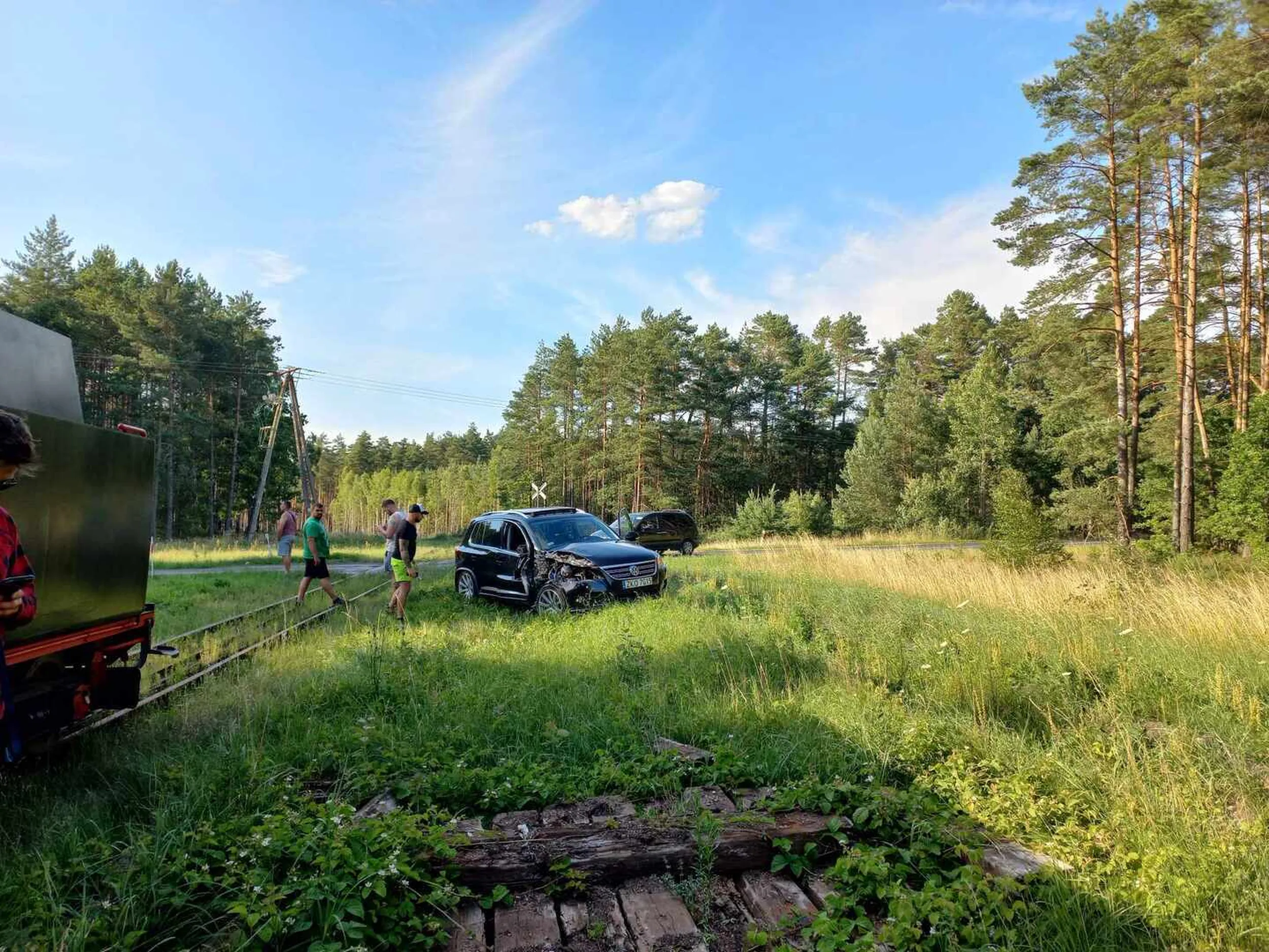 Pajac nie widzi(ani słyszy) pociągu z PAROWOZEM i efektownie się w niego wpieprza, żeby było ciekawiej to w tył pociągu, nie przód. No ale przynajmniej jest lekcja pokory.