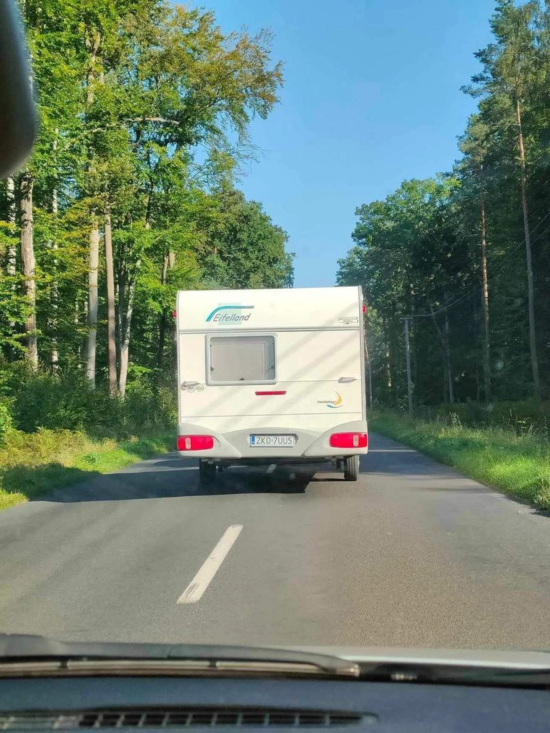 Kierowca białej BMW serii 5 prawdopodobnie myśli że mu wszystko wolno, król i pan szos jeździ środkiem jezdni z autami na przeciwko wymija się na żyletki i nie pozwala wyprzedzić (jakiś chłoptaś około 40 siwy)