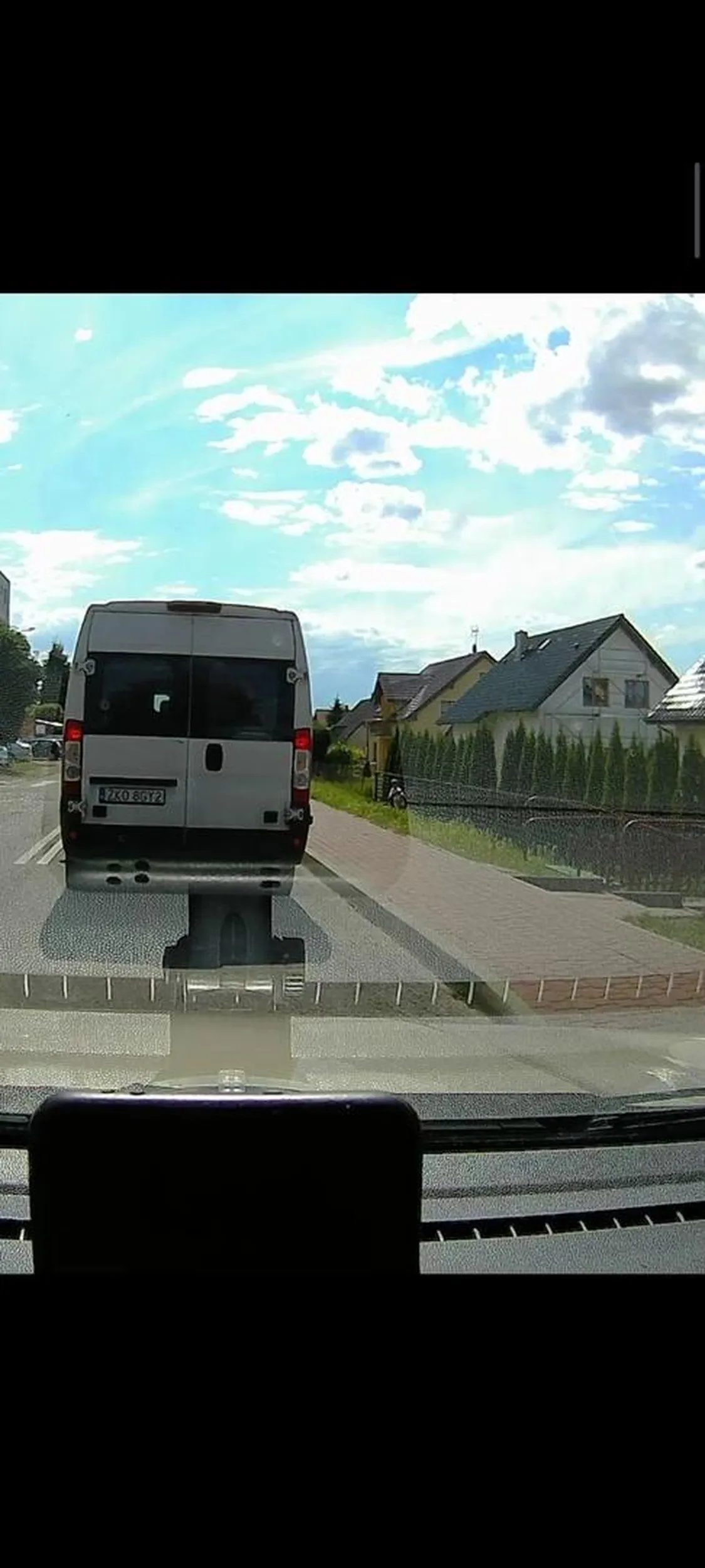 Niepoważny kierowca. Stanął na lini ciągłej, przed przejściem dla pieszych, bawiąc się telefonem. Kierowcy zmuszeni byli wyprzedzać tego głupka na lini ciągłej i tuż przed przejściem dla pieszych.