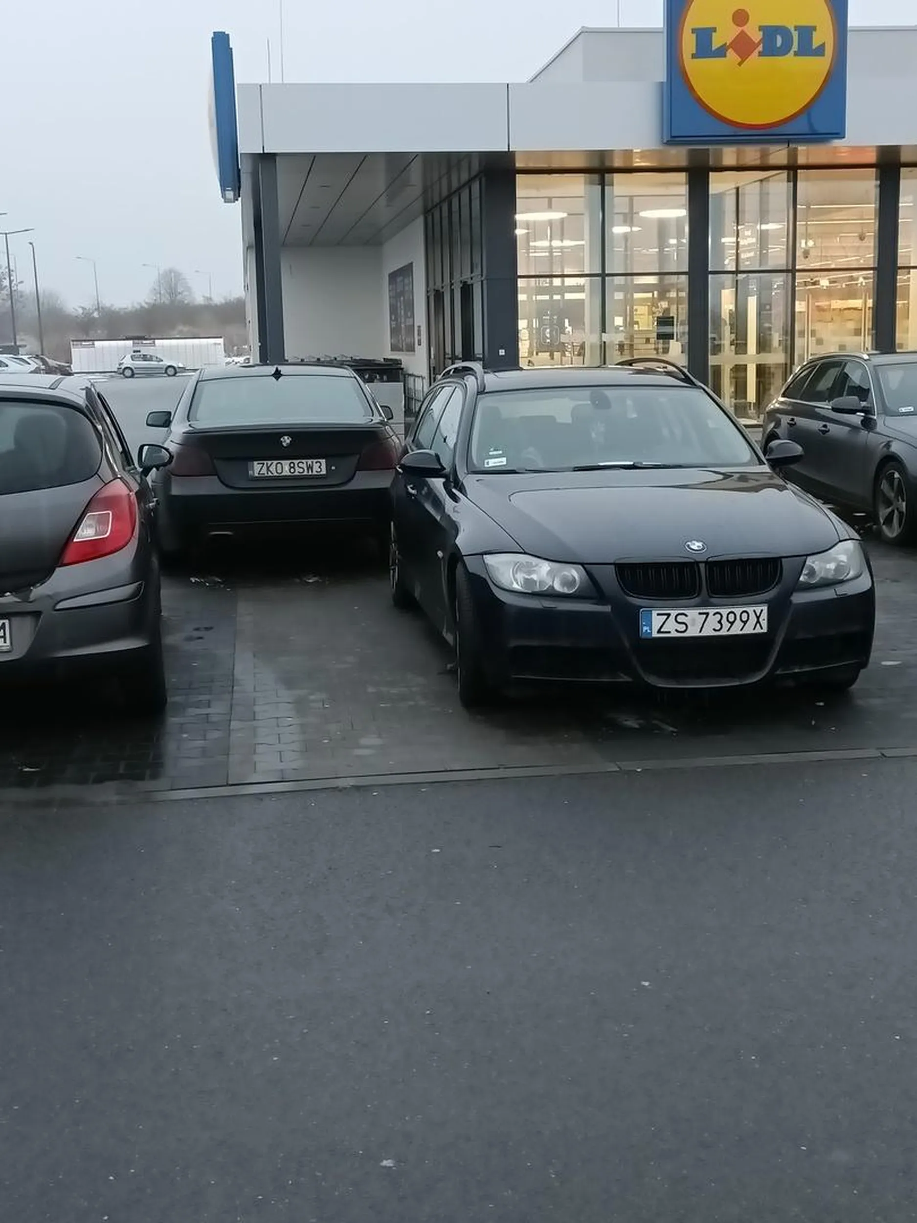 Brawo za parkowanie , dzięki Tobie z koszykiem trzeba było jeździć do okoła , może warto następnym razem patrzeć gdzie jest przejście. Odklej tą folie z tylnych lamp stopów ani kierunkowskazów nie widać !