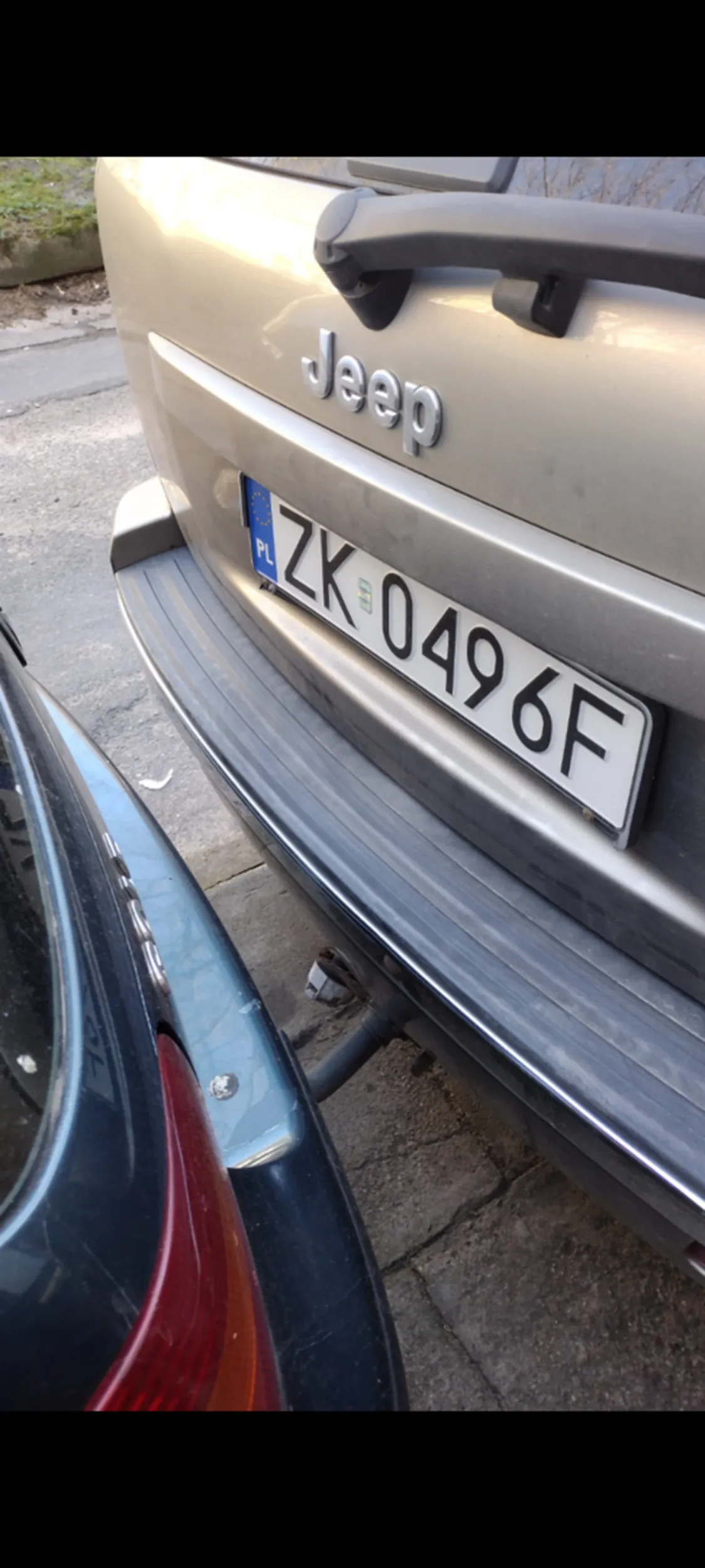 Jeep się oparł o mojego Golfika....