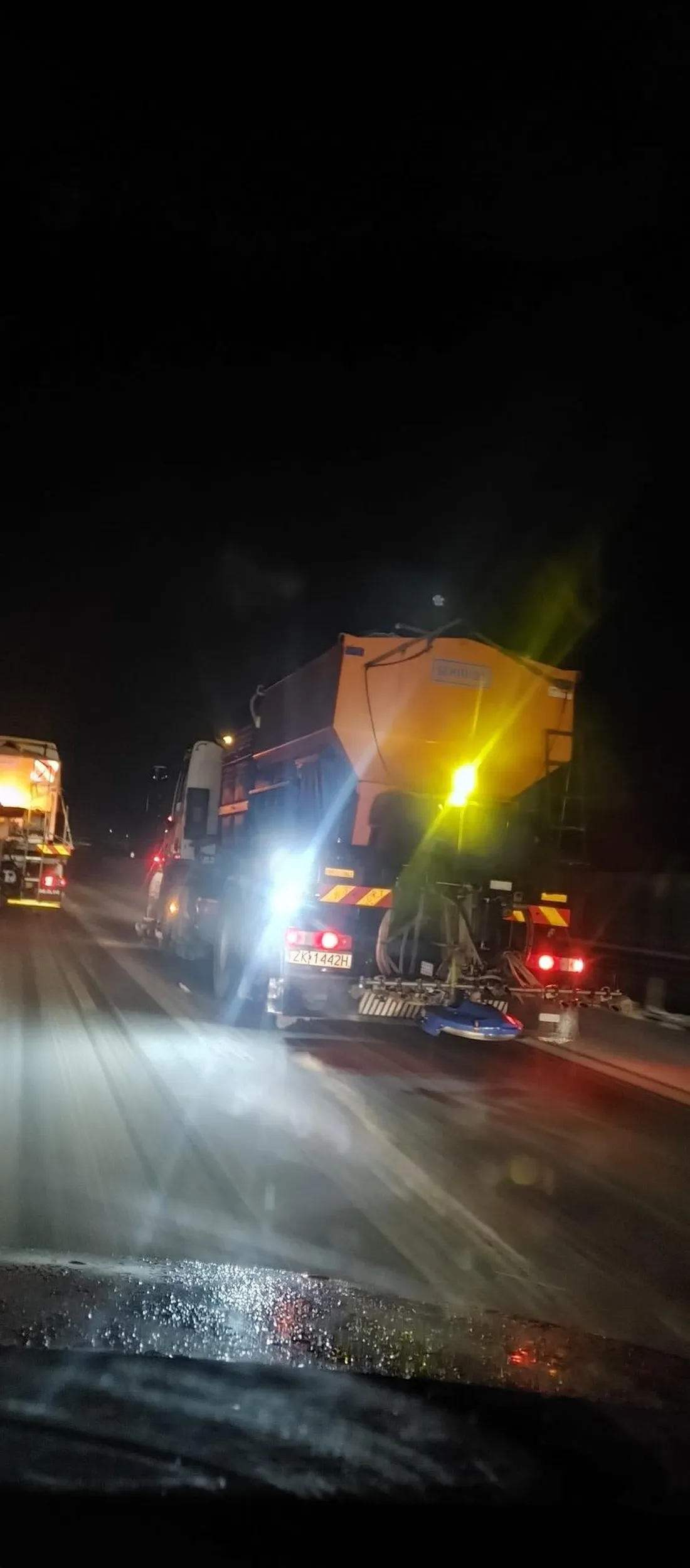 Jak pijesz to nie jedź pługiem. Chociaż Ty jedziesz prawym pasem, ale tak trochę krzywo. Za Wami korek od Sianowa po sam Koszalin