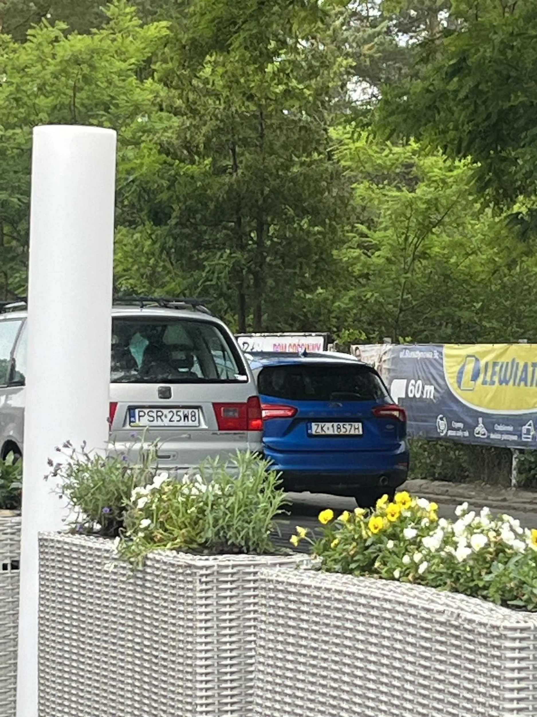 Pani stanęła sobie na chodniku gdzie nie można parkować i zajęła polowe drogi Nie pozdrawiam