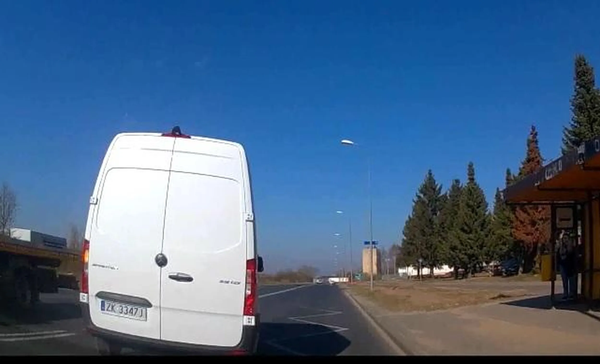 Każdy "lubi" takich kierowców, wjedzie i za 200m skręca w lewo i nawet na szerokiej drodze zablokuje ominięcie z prawej....  brawo jasiu...... //tablica-rejestracyjna.pl/images/photos/20230303074944.jpg