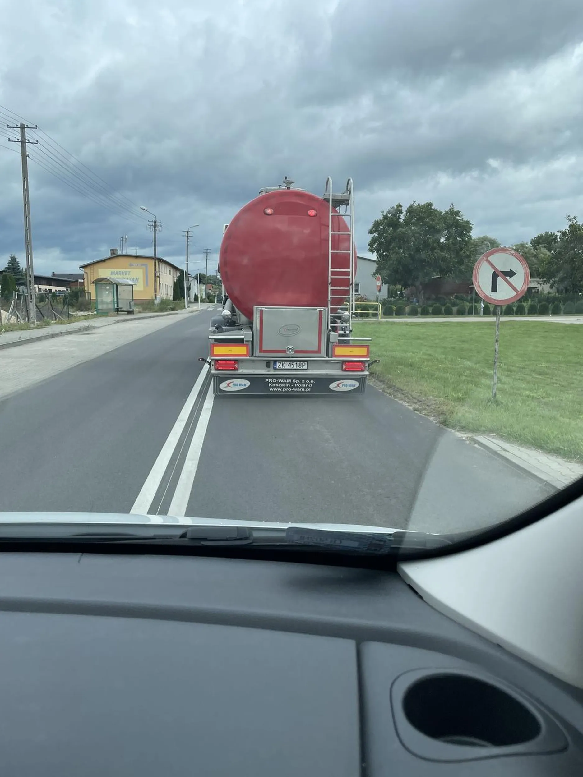 Jechał w miejscowości Radawnica 01-09-2023 o 11:53 ponad 100 km na godzinę w terenie zabudowanym. Wyprzedzał w miejscach niedozwolonych, na skrzyżowaniu, w pobliżu szkoły. I to wszystko cysterną!!!
