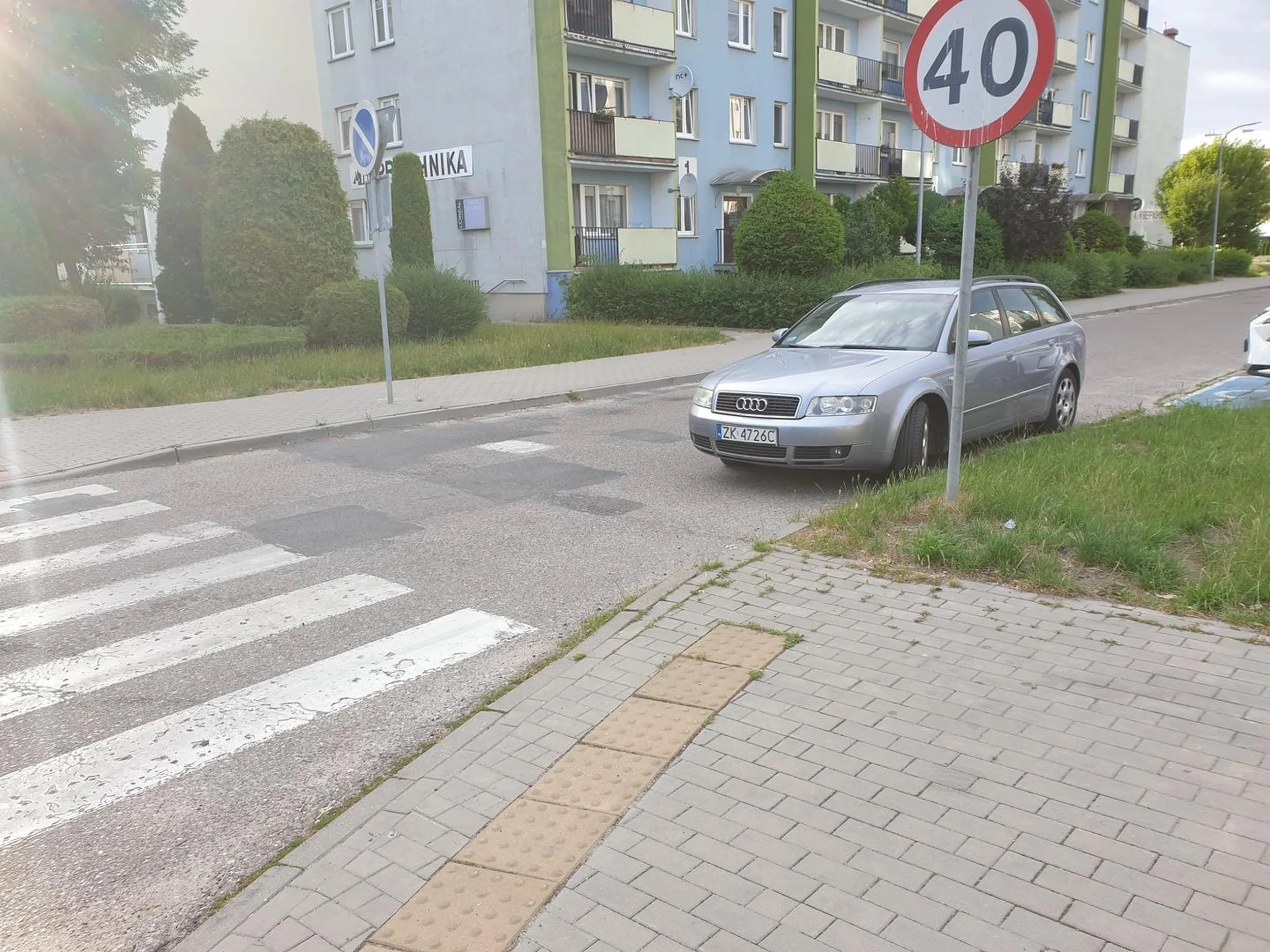 zasłanianie widoczności na przejście dla pieszych ... - dopiero jak dojdzie do tragedii to może zrozumie prośbę o przestawienie samochodu