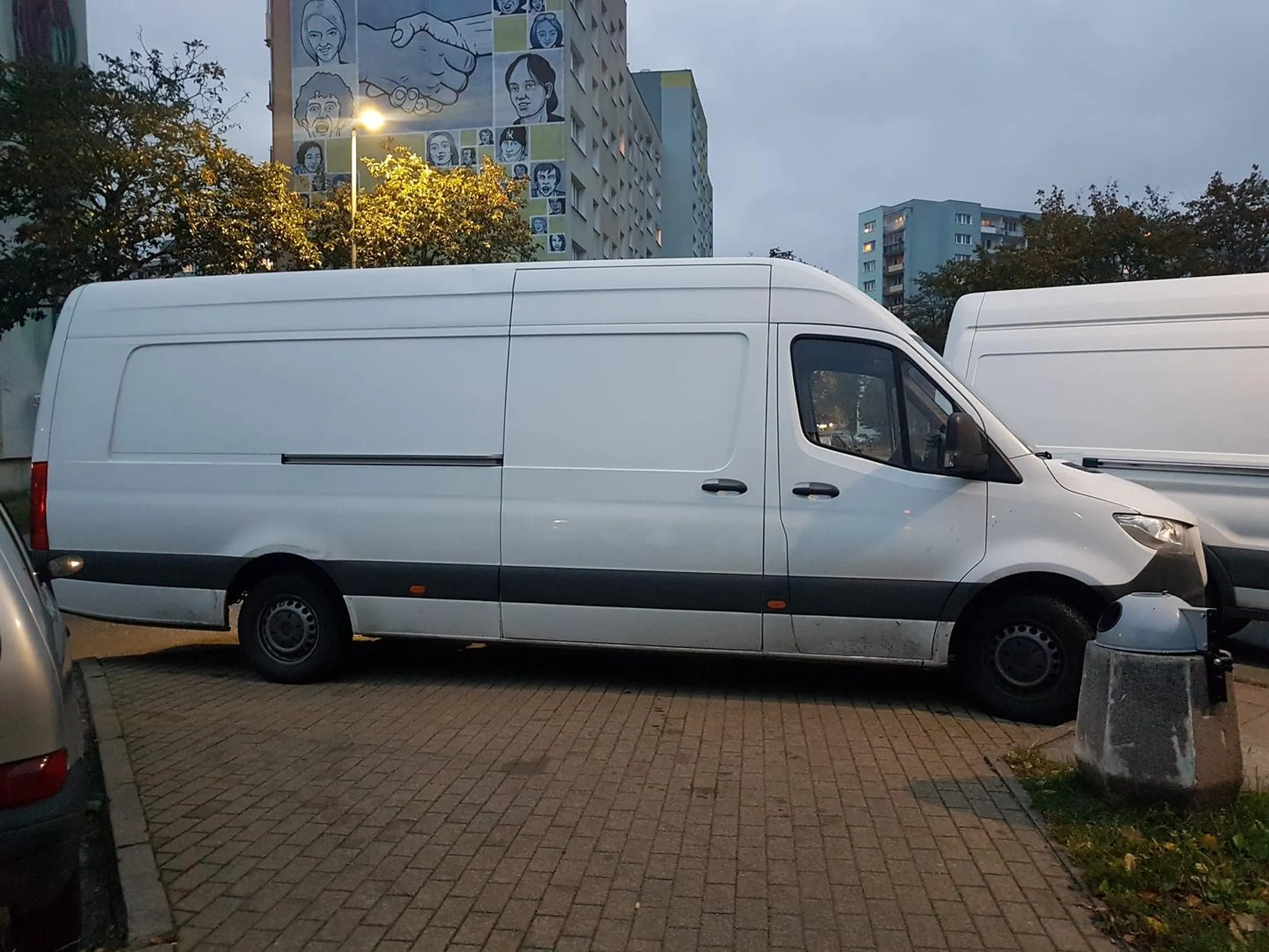 Zastawienie przejścia na całej jego szerokosci. Dywizjonów 303 przy Lewiatanie. Żeby chociaż awaryjne włączył... Brak słów.