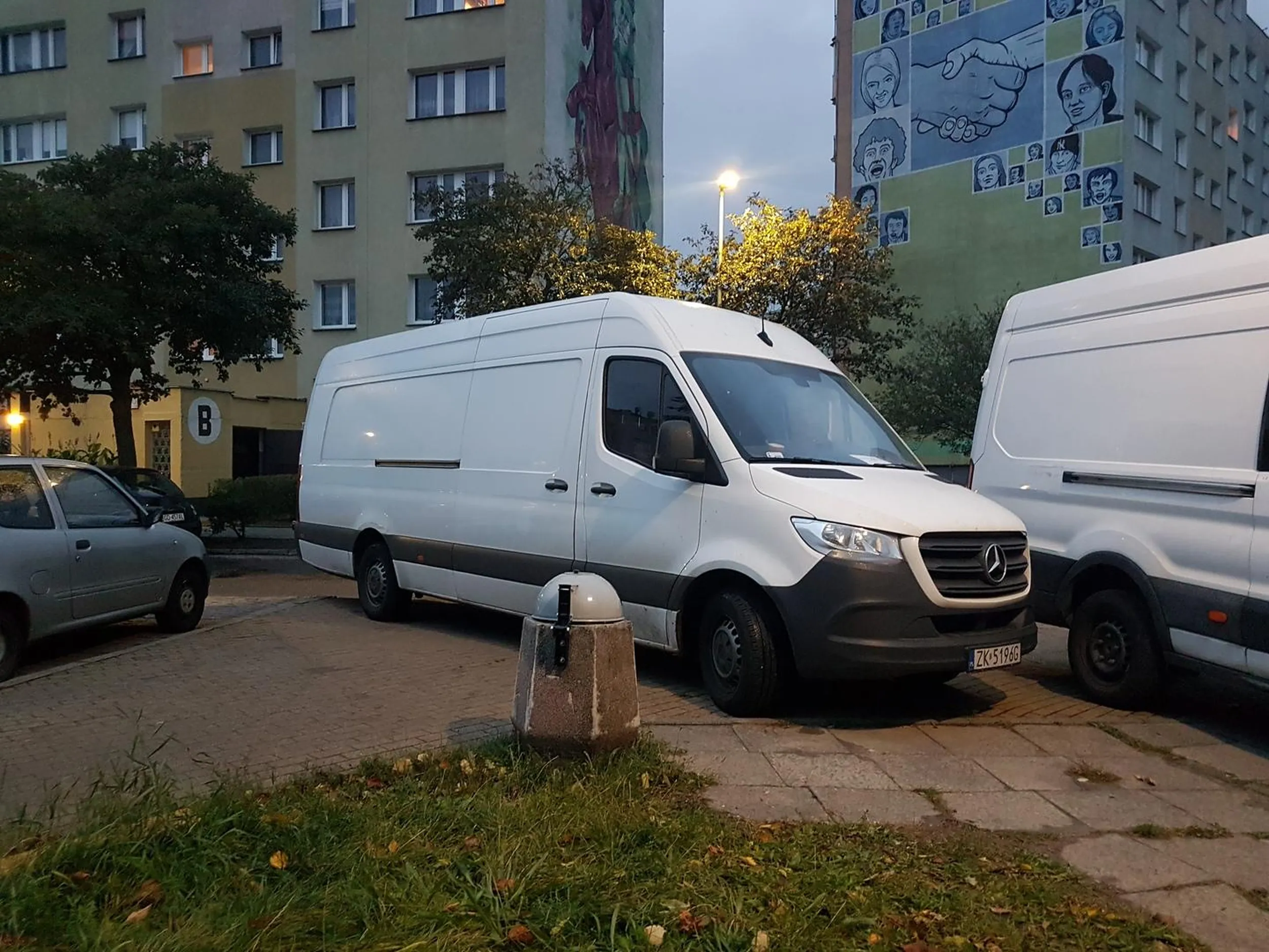 Zastawienie przejścia na całej jego szerokosci. Dywizjonów 303 przy Lewiatanie. Żeby chociaż awaryjne włączył... Brak słów.