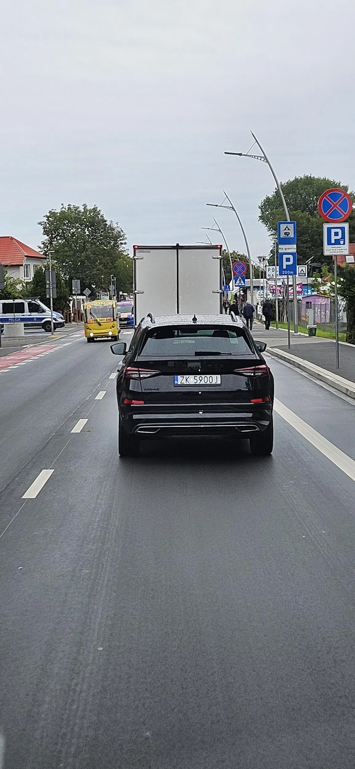 Policja. W prywatnym samochodzie.