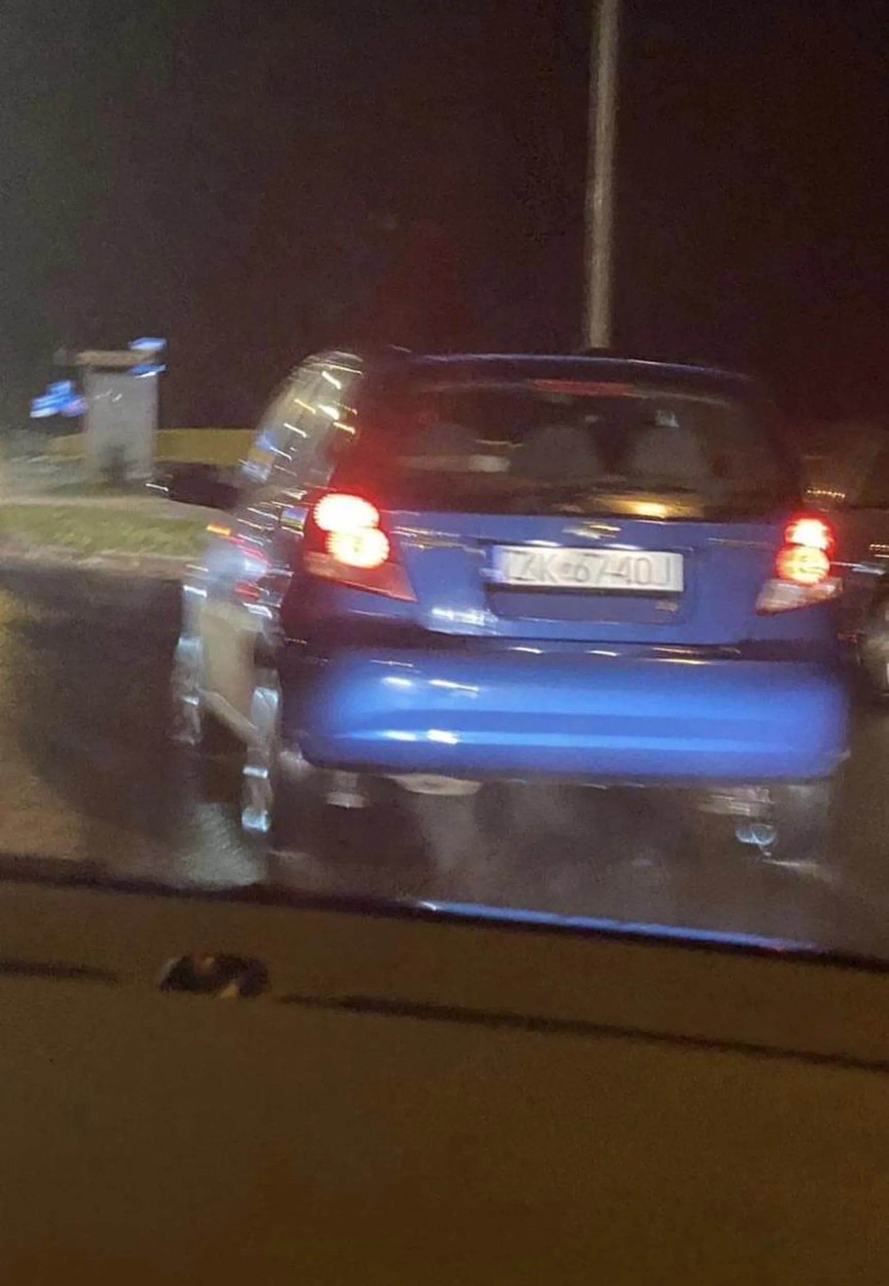 jeżdzi jaki dziwny i co tak szybko…!!.! Tylko kolor ładny i dobrze że młody kierwca to sie nałuczy