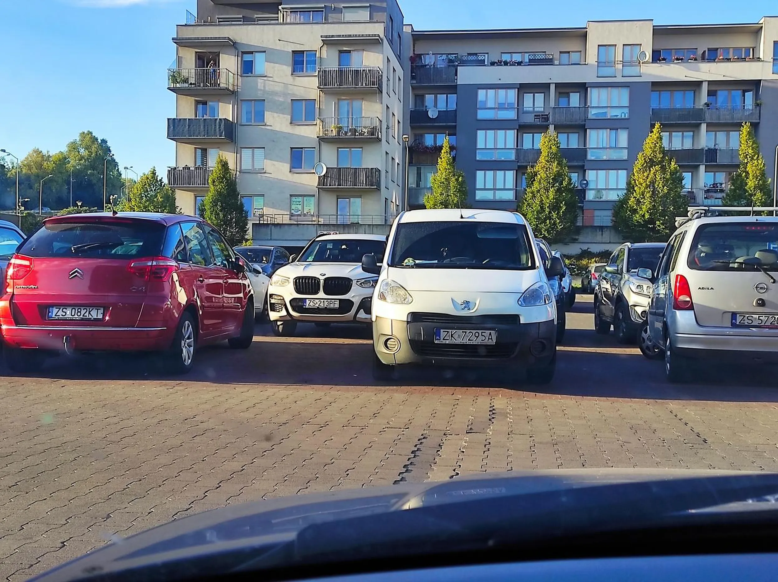 Zajmuje dwa miejsca na zatłoczonym parkingu
