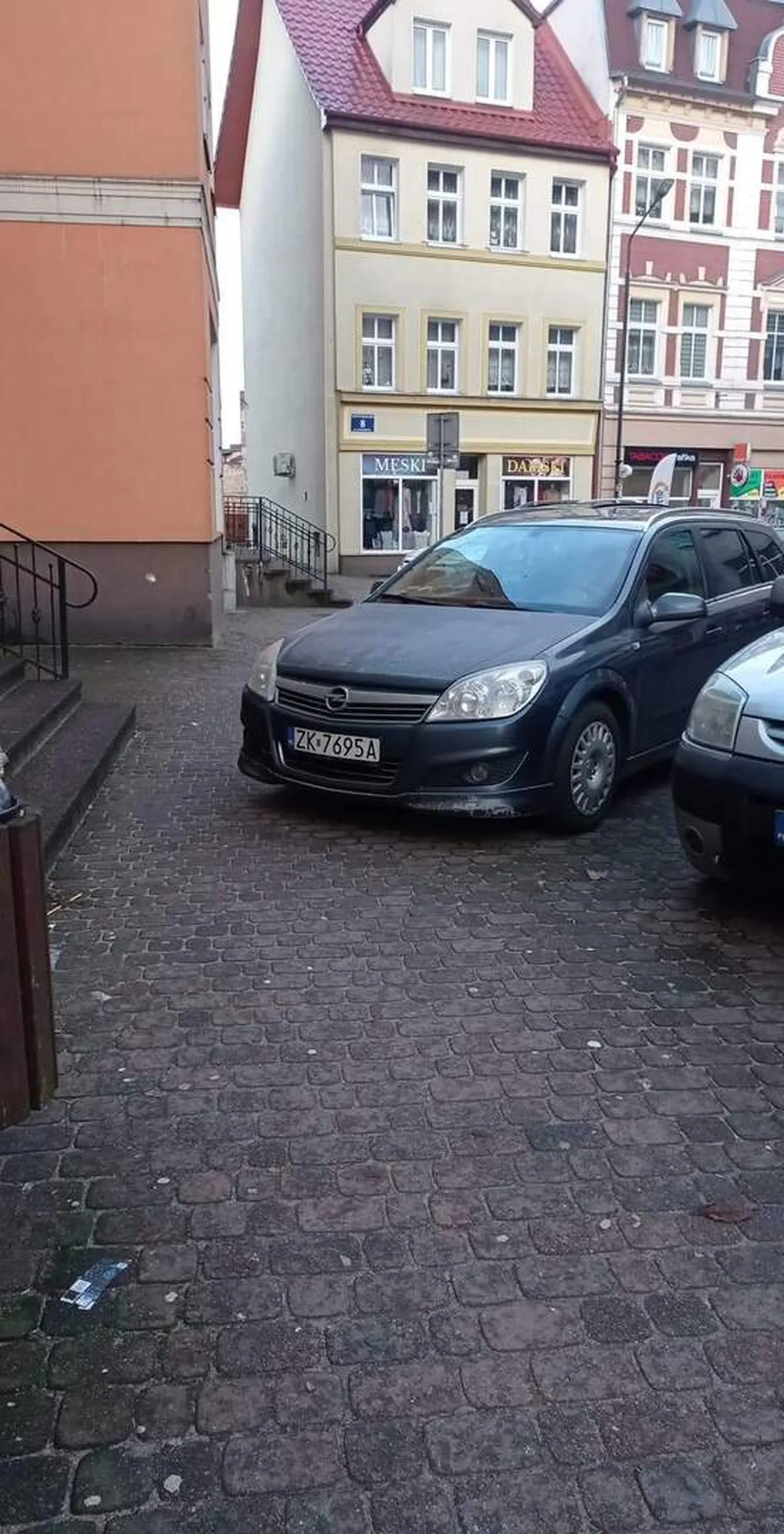 Bardzo ładne parkowanie, mamy z wózkami musiały grata objechać do okoła. Pięknie Koszalin parkuje w Białogardzie. Pozdrawiam serdecznie środkowym palcem