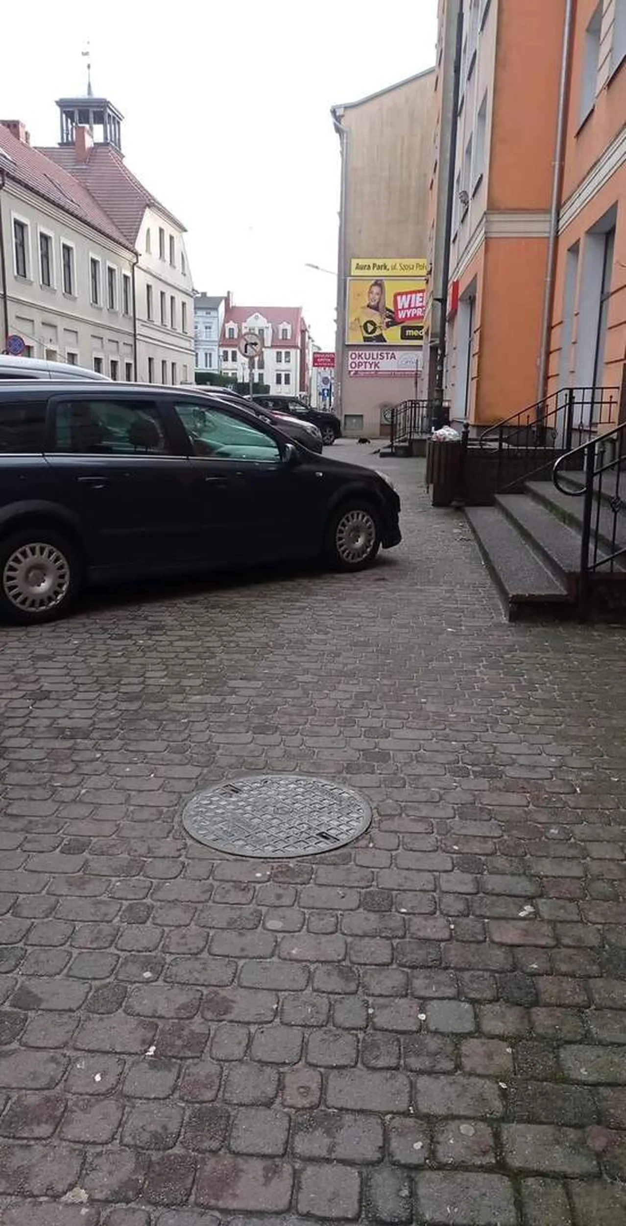 Bardzo ładne parkowanie, mamy z wózkami musiały grata objechać do okoła. Pięknie Koszalin parkuje w Białogardzie. Pozdrawiam serdecznie środkowym palcem