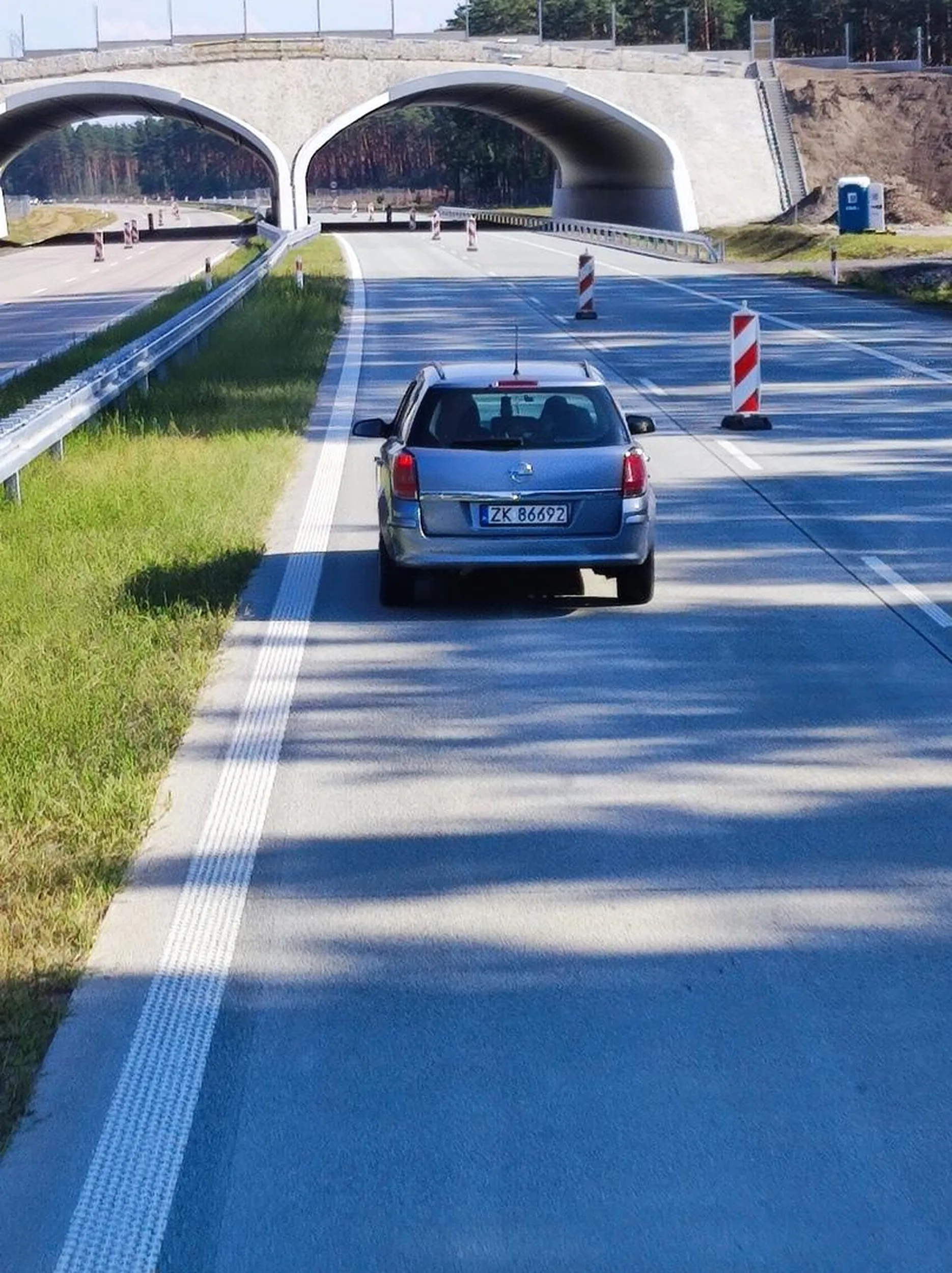 Jedzie znacznie poniżej dopuszczalnej prędkości na remontowanym odcinku A18, blokując drogę i tworząc za sobą dość spory korek.