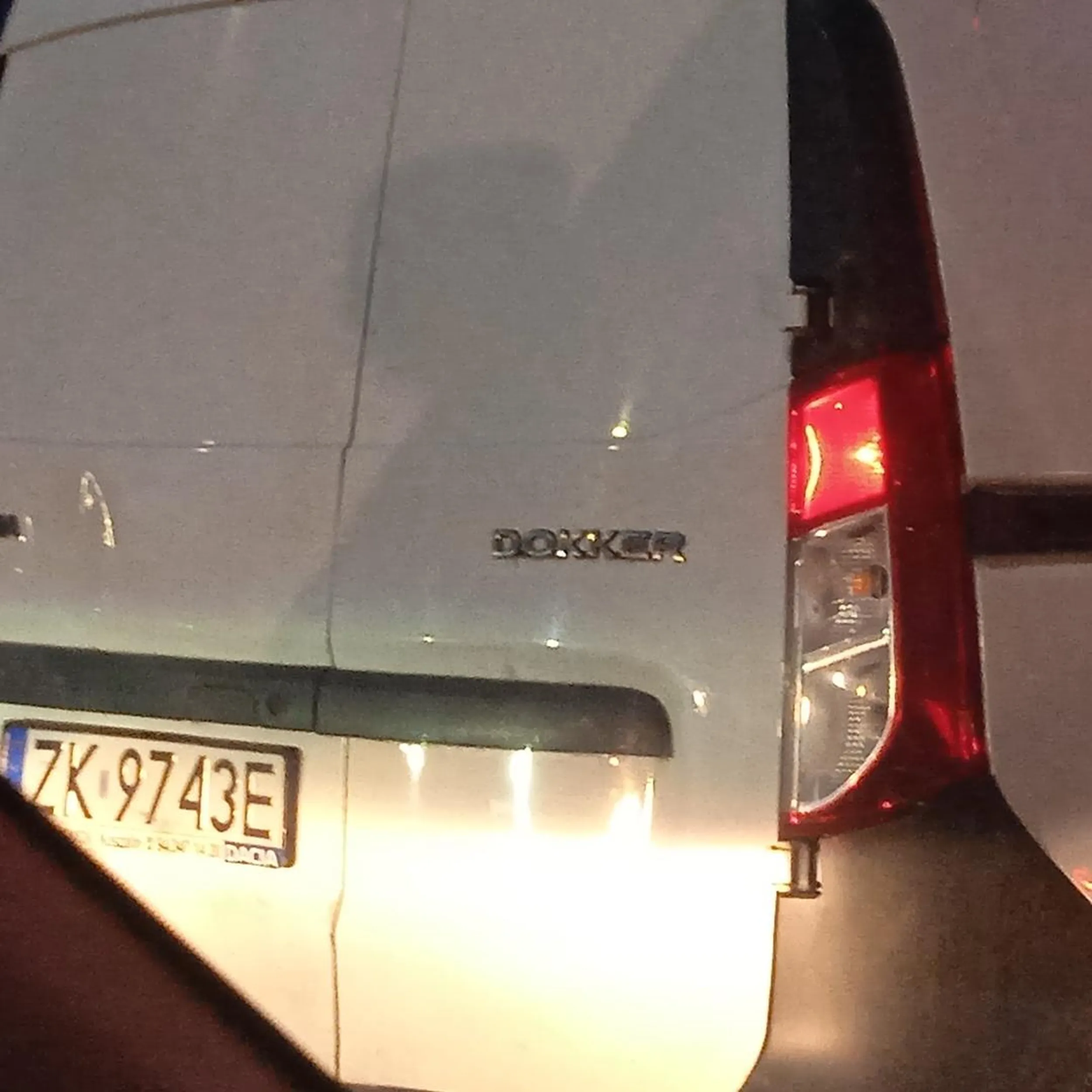 Starszy pan bez kierunkowskazu zmienia pas, przejeżdża centymetry od pieszego w połowie pasów, który musi się zatrzymać, żeby nie być potrąconym