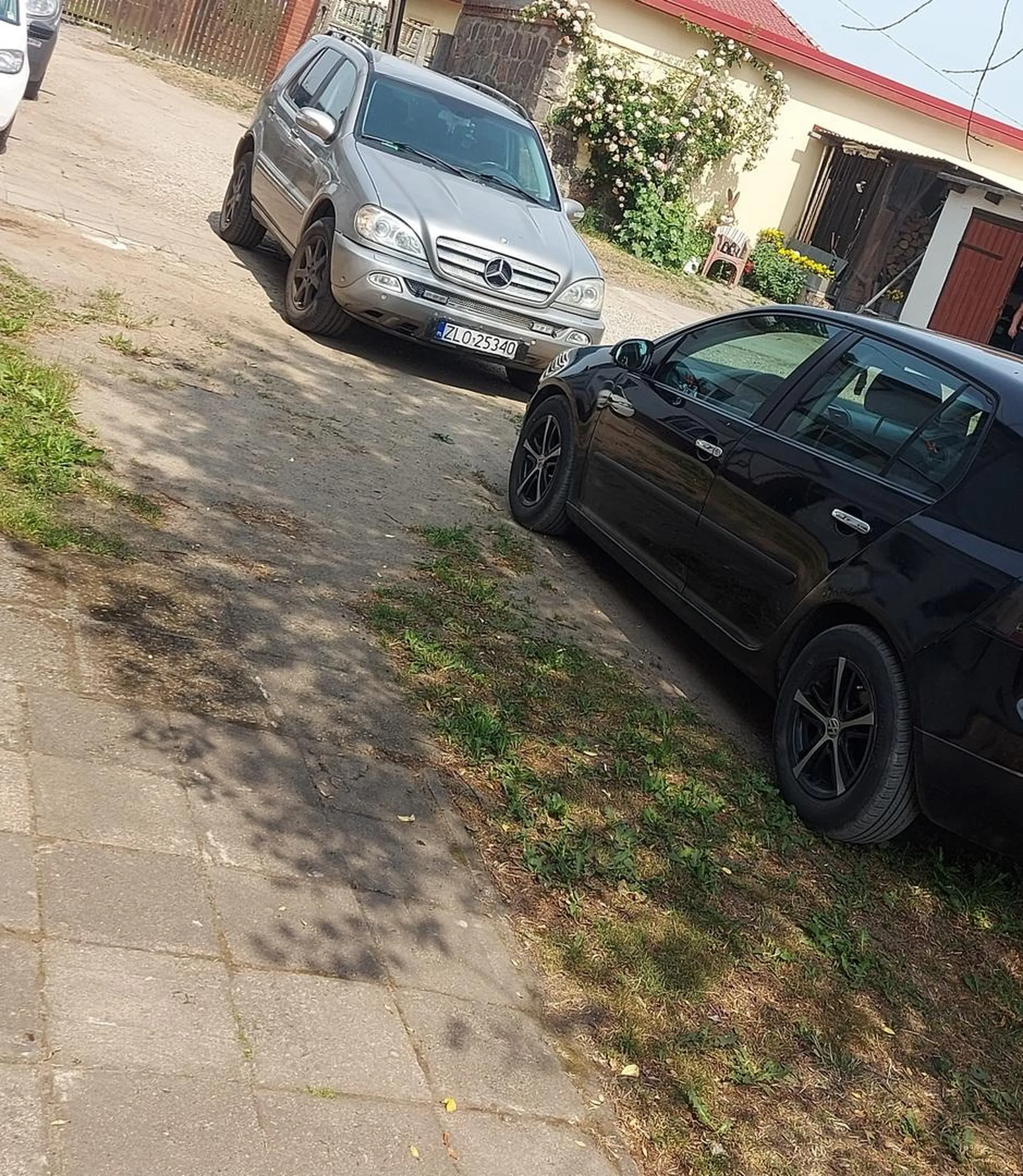 Facet celowo zastawia mi auto na moim własnym podwórku